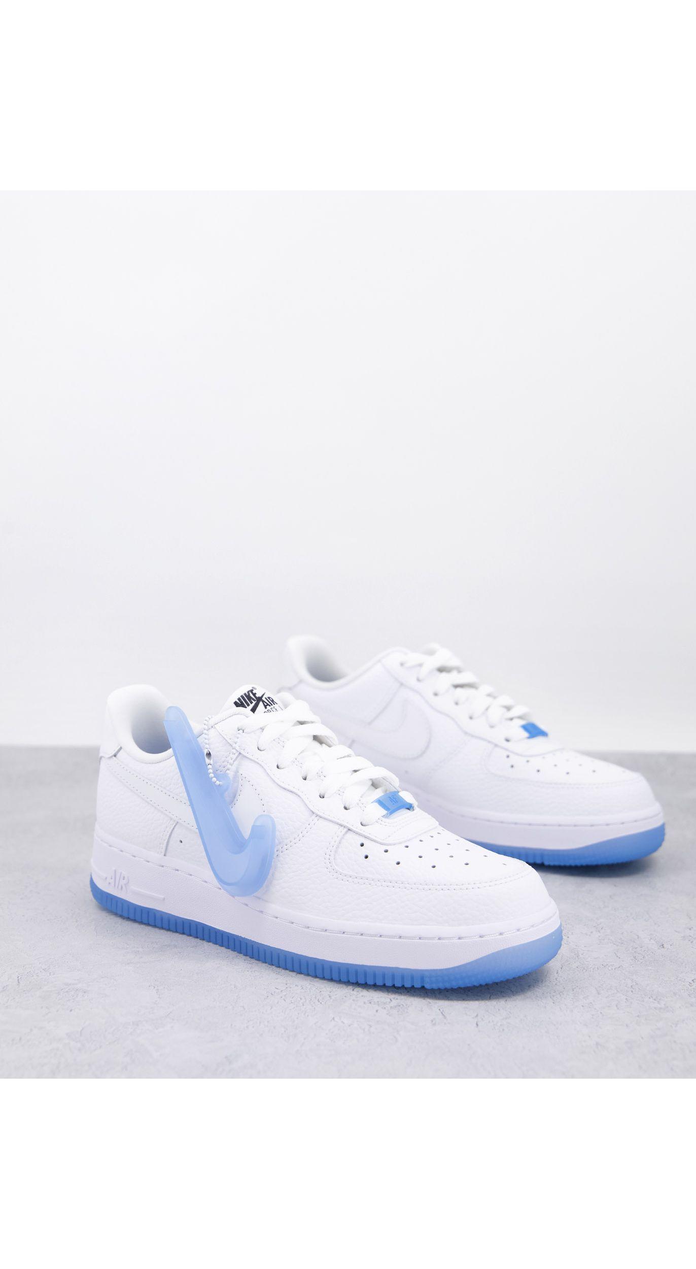 Air Force 1 LX - Sneakers bianche e blu dal colore mutevoleNike in ... Air Force 1 LX - Sneakers bianche e blu dal colore mutevoleNike in ...