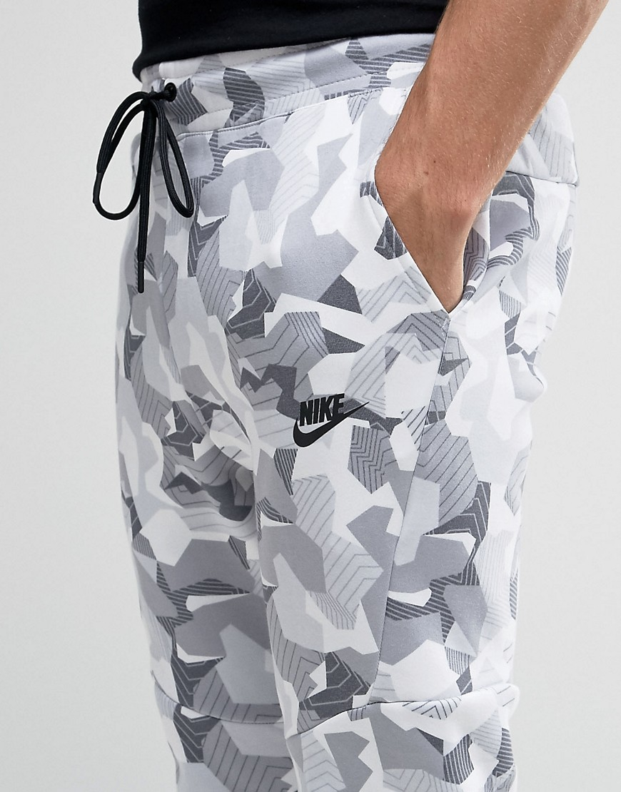 Persoon belast met sportgame gezond verstand dam Nike Tech Fleece Camo Joggers In White 823499-100 - White for Men | Lyst UK