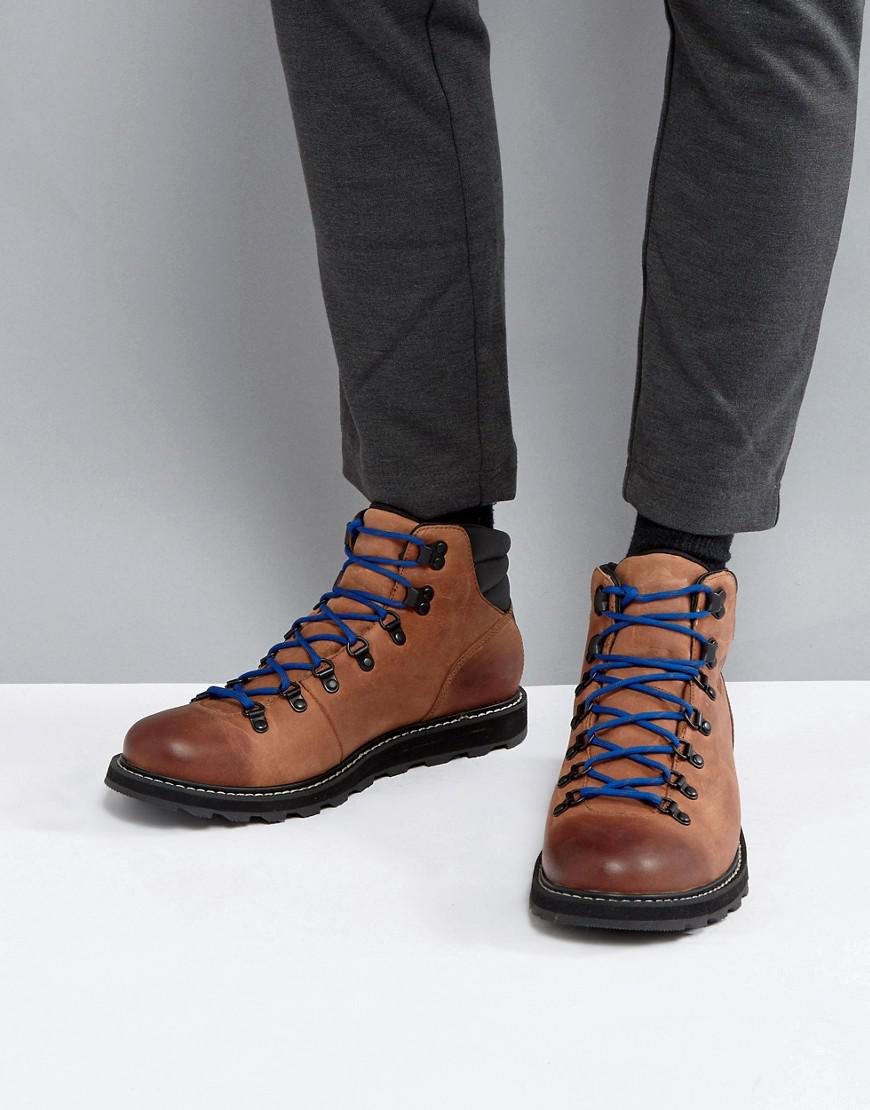 sorel hiker