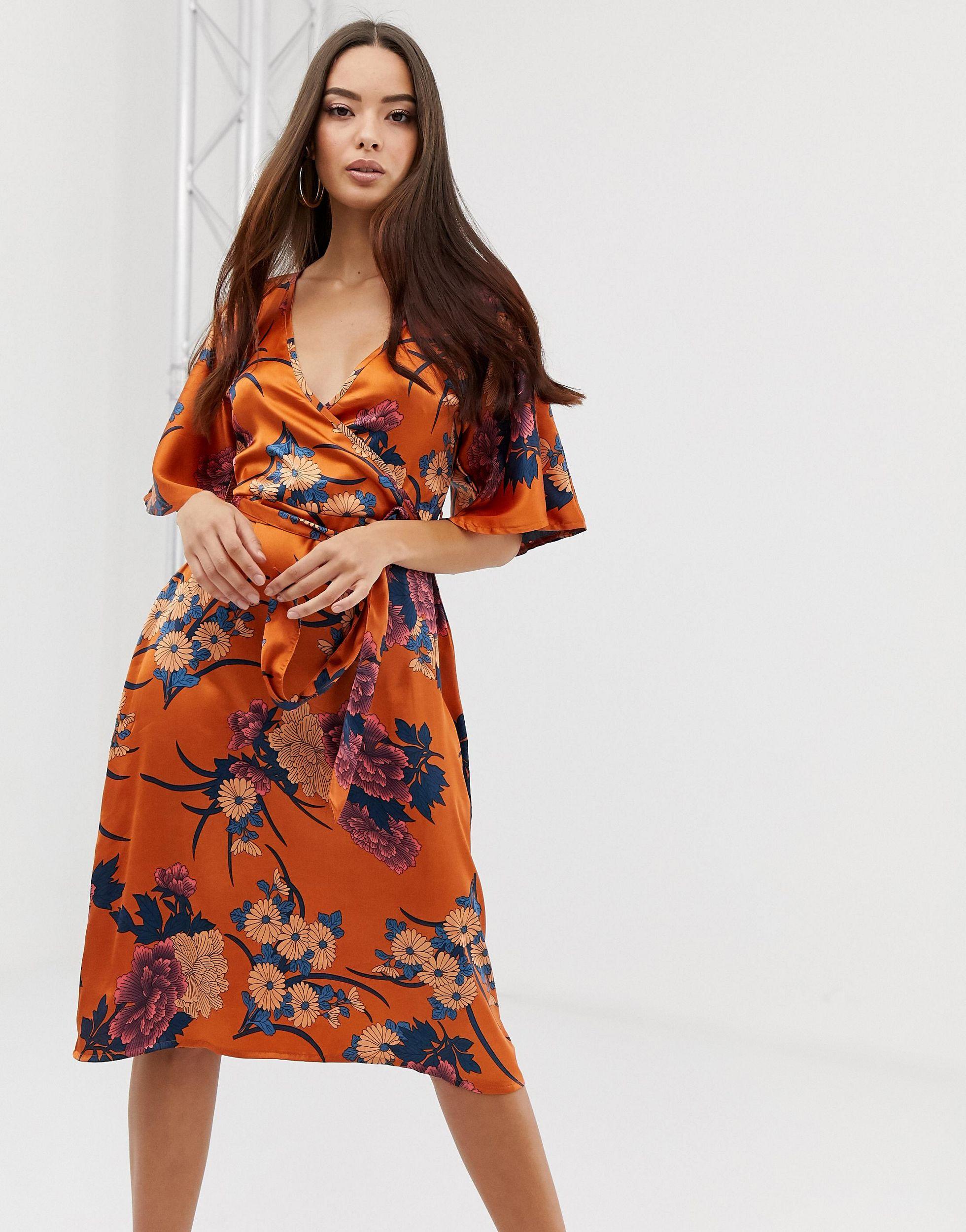 Robe kimono mi-longue en satin - Orange à fleurs PrettyLittleThing en  coloris Marron | Lyst