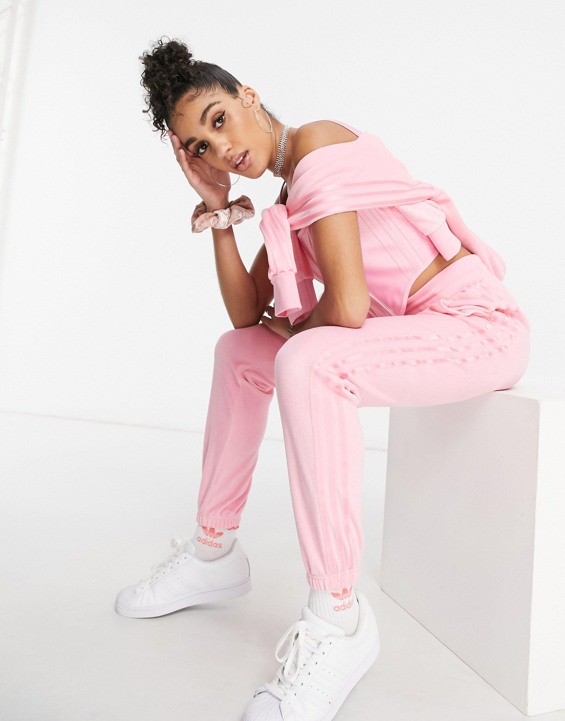 adidas Originals 'relaxed Risqué' - joggingbroek Van Velours in het Roze -  Lyst