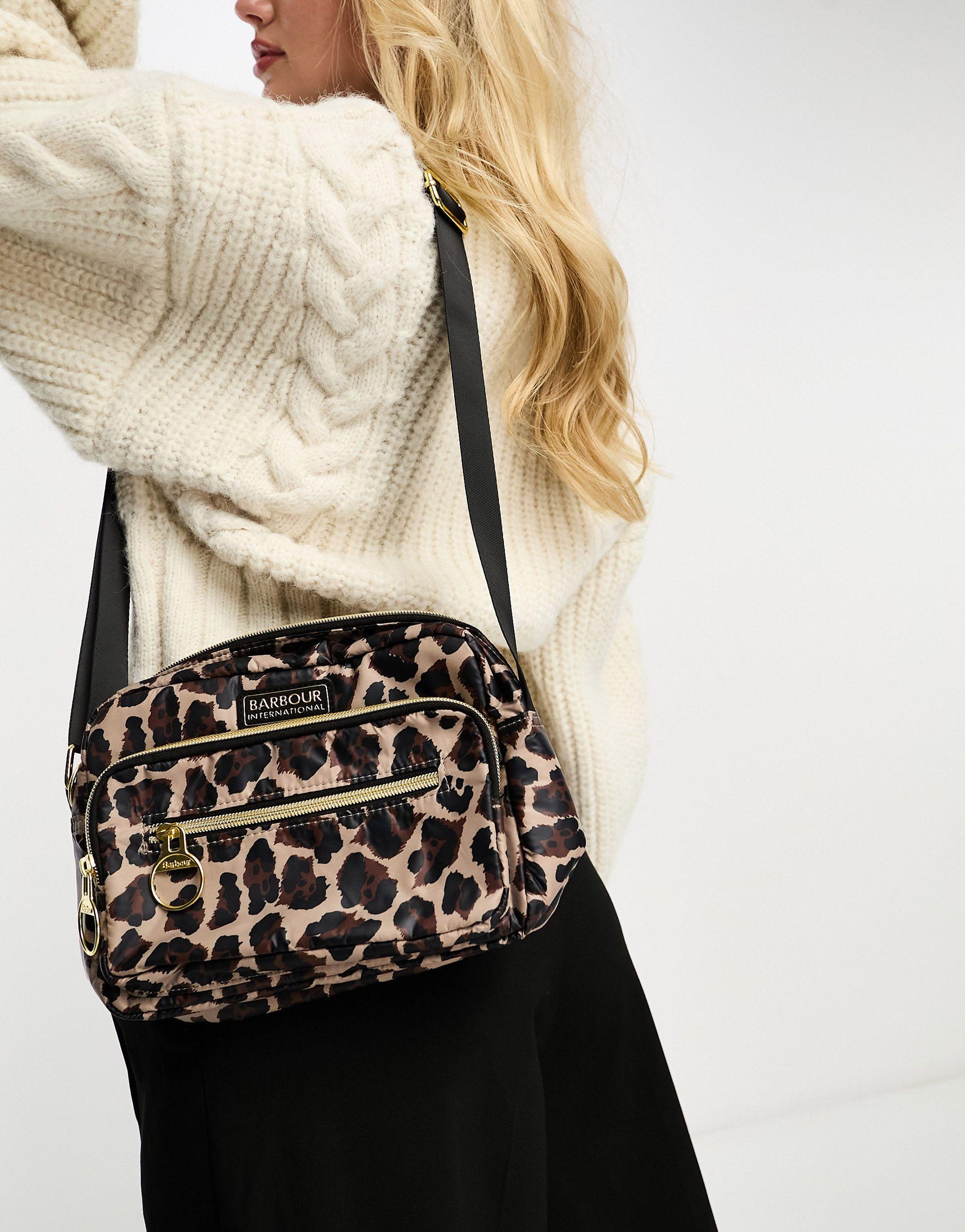 Barbour – boulevard – umhängetasche mit leopardenmuster in Schwarz