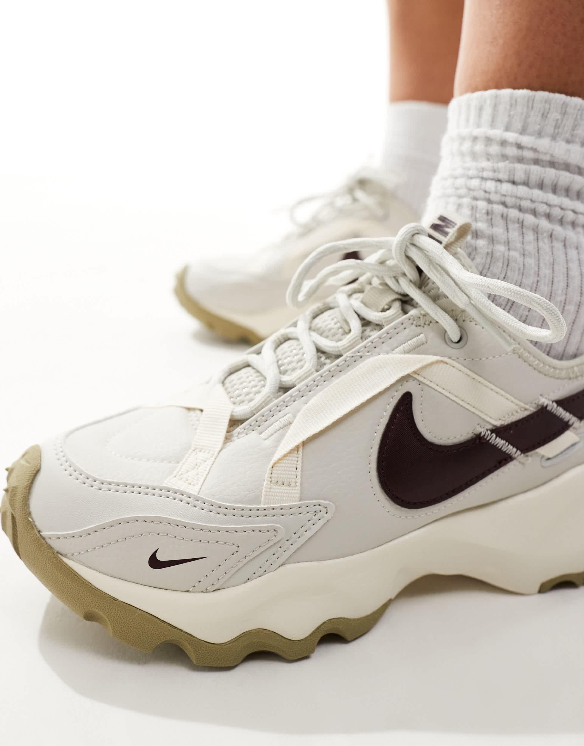 靴 Nike TC7900 White 23cm Nike TC 7900 Women's Shoes. Nike.com