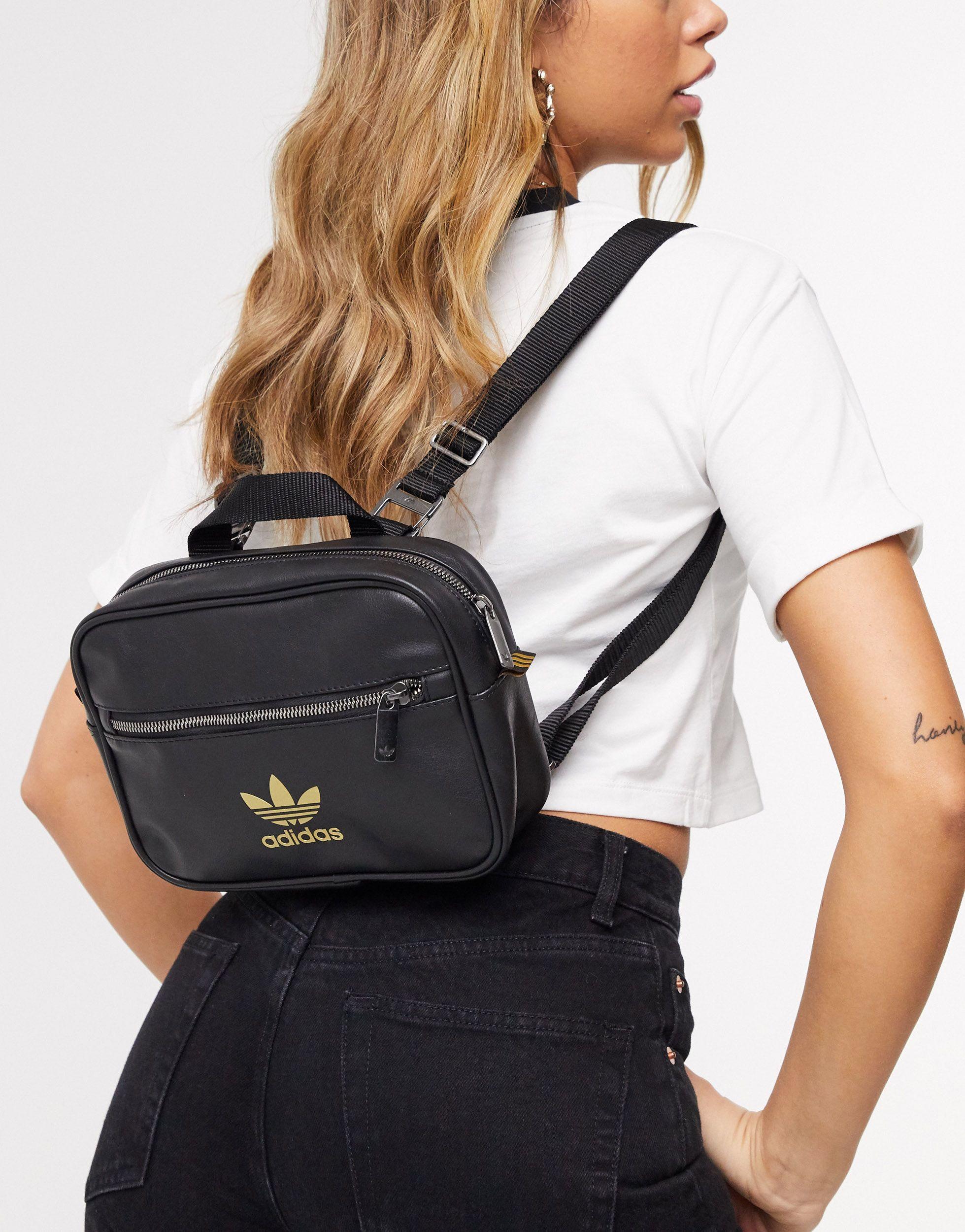 Mochila negra pequeña cuadrada con detalle adidas Originals de Tejido  sintético de color Negro | Lyst