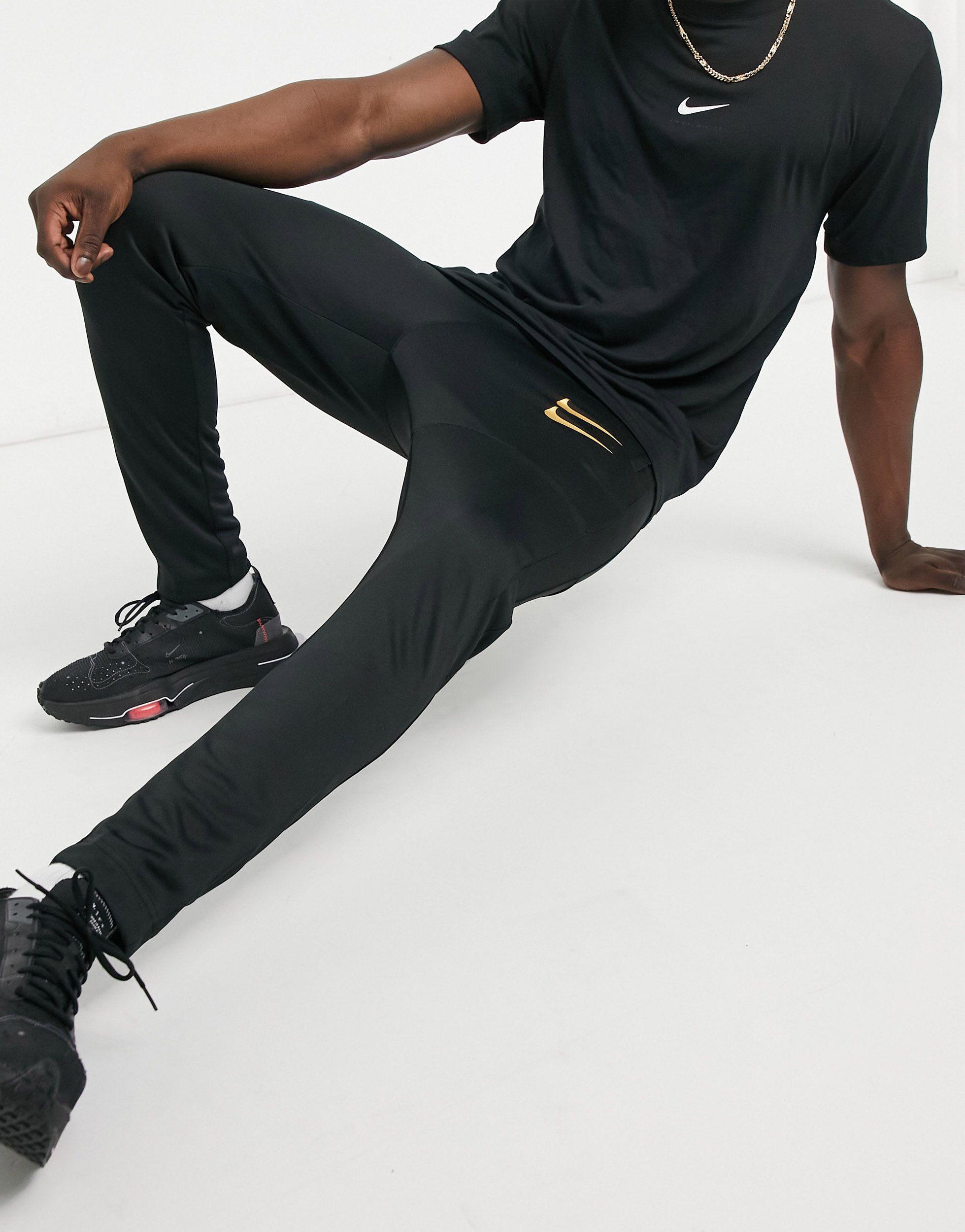 Joggers negros y dorados con swoosh Nike de hombre de color Negro | Lyst
