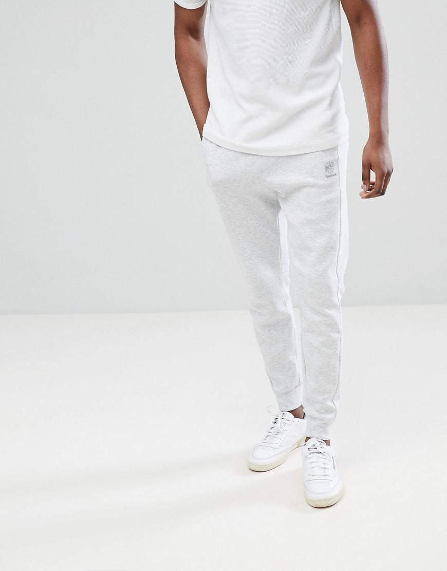 Белые мужские спорт. Спортивные джоггеры рибок. Reebok джоггеры мужские. Белые штаны рибок мужские. Брюки-джоггеры MYT Ollie Reebok