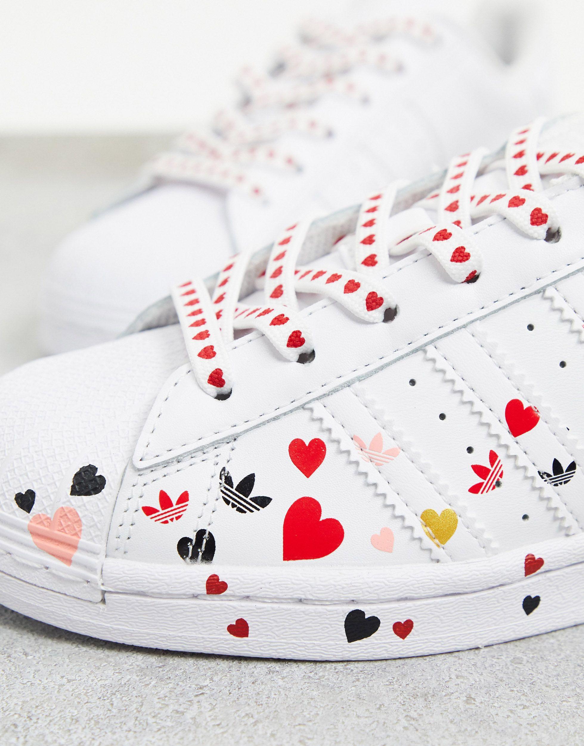adidas Originals – Superstar – e Sneaker mit Herz-Muster in Weiß | Lyst DE