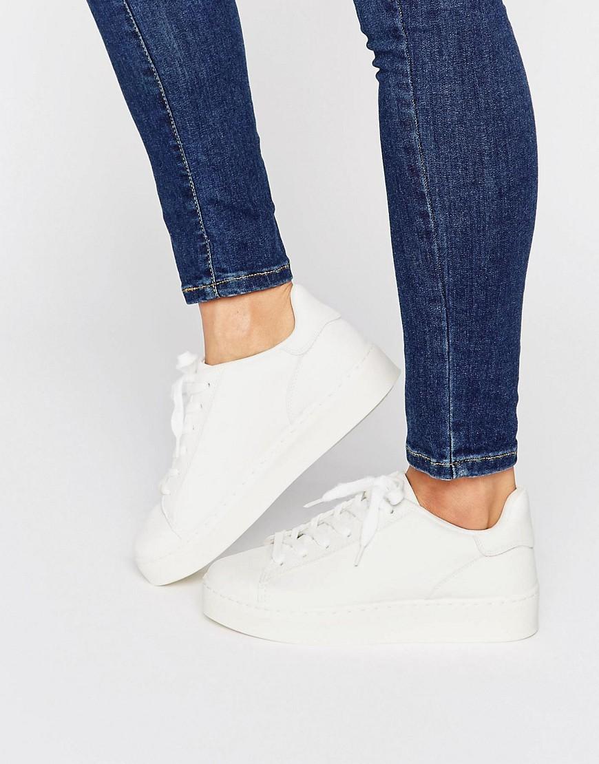 Leather Look Flatform Trainer in White 