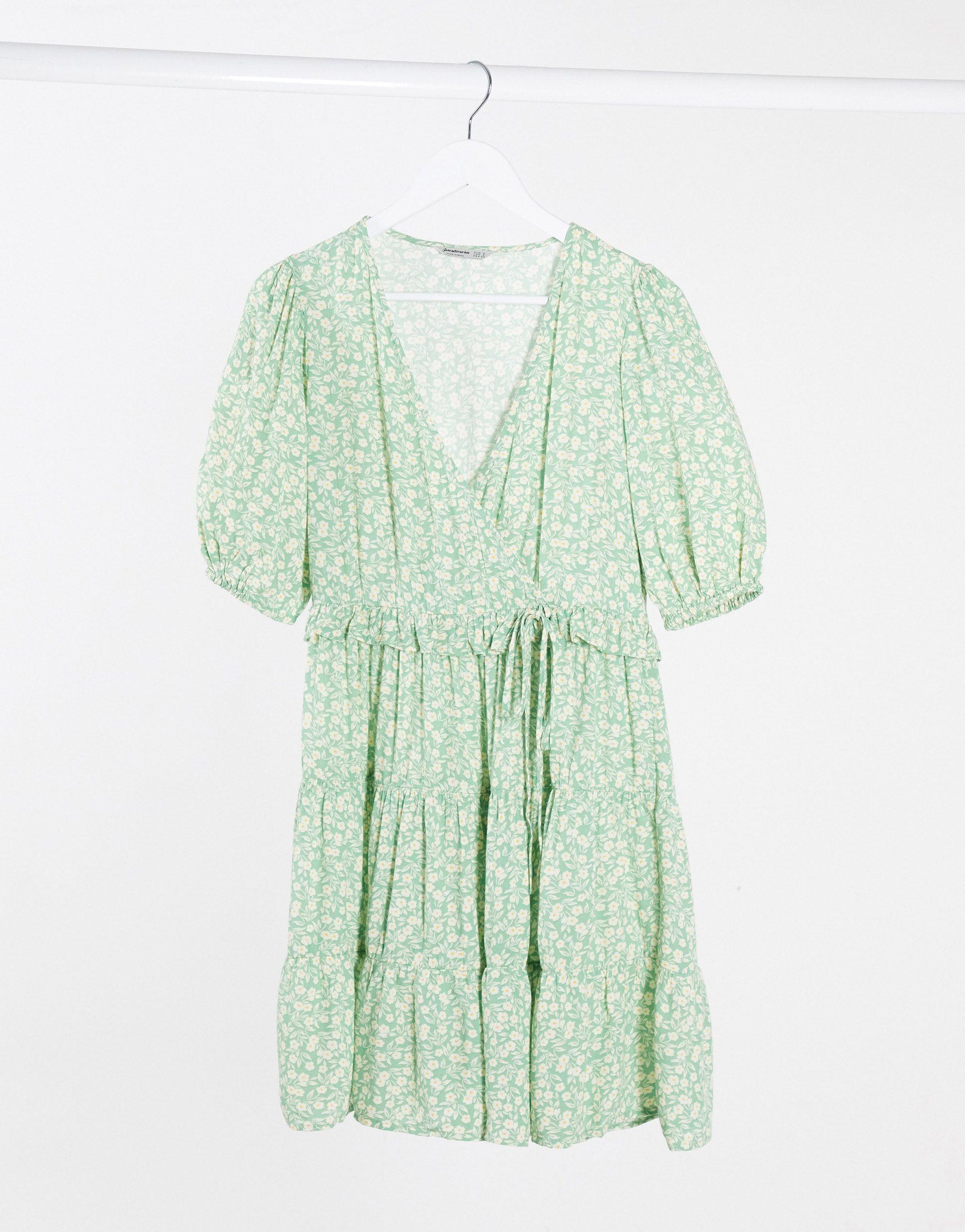 Vestido corto con mangas abullonadas y estampado floral en verde  Stradivarius de color Verde | Lyst