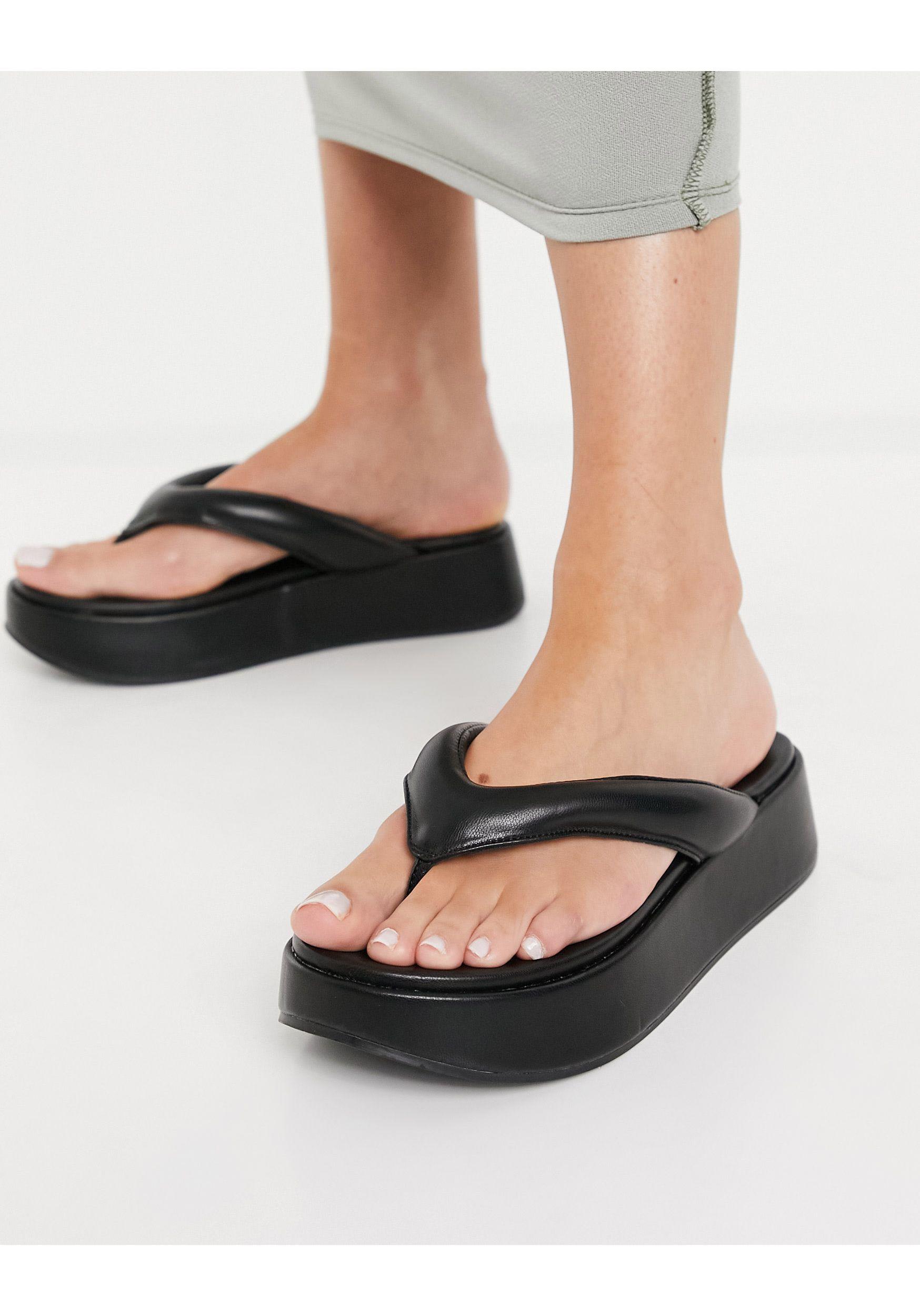 ASOS Ferris - Teenslippers Met Brede Pasvorm En Dikke Zool in het Zwart -  Lyst
