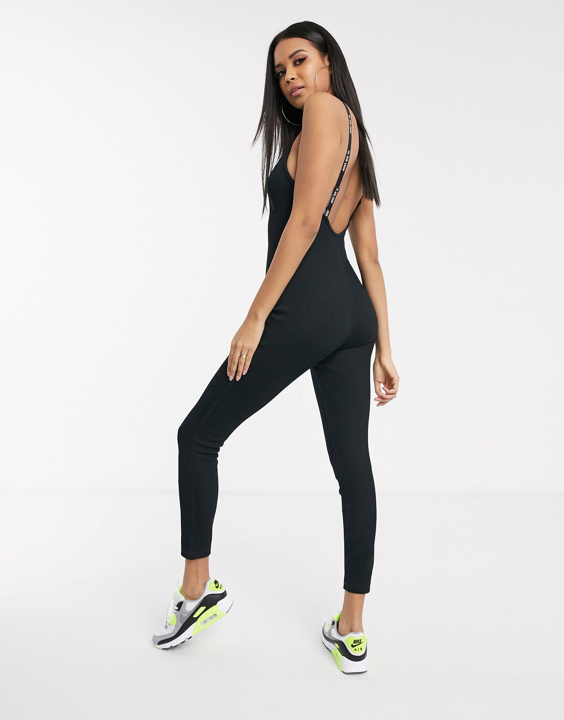 Nike – Einteiler mit tiefem Ausschnitt hinten, in Schwarz | Lyst DE