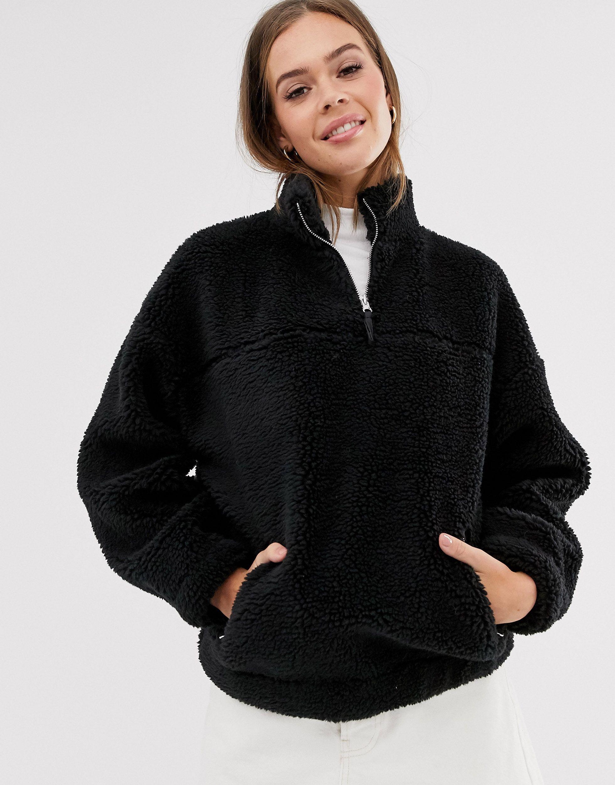 Nike cropped borg fleece in black hotsell