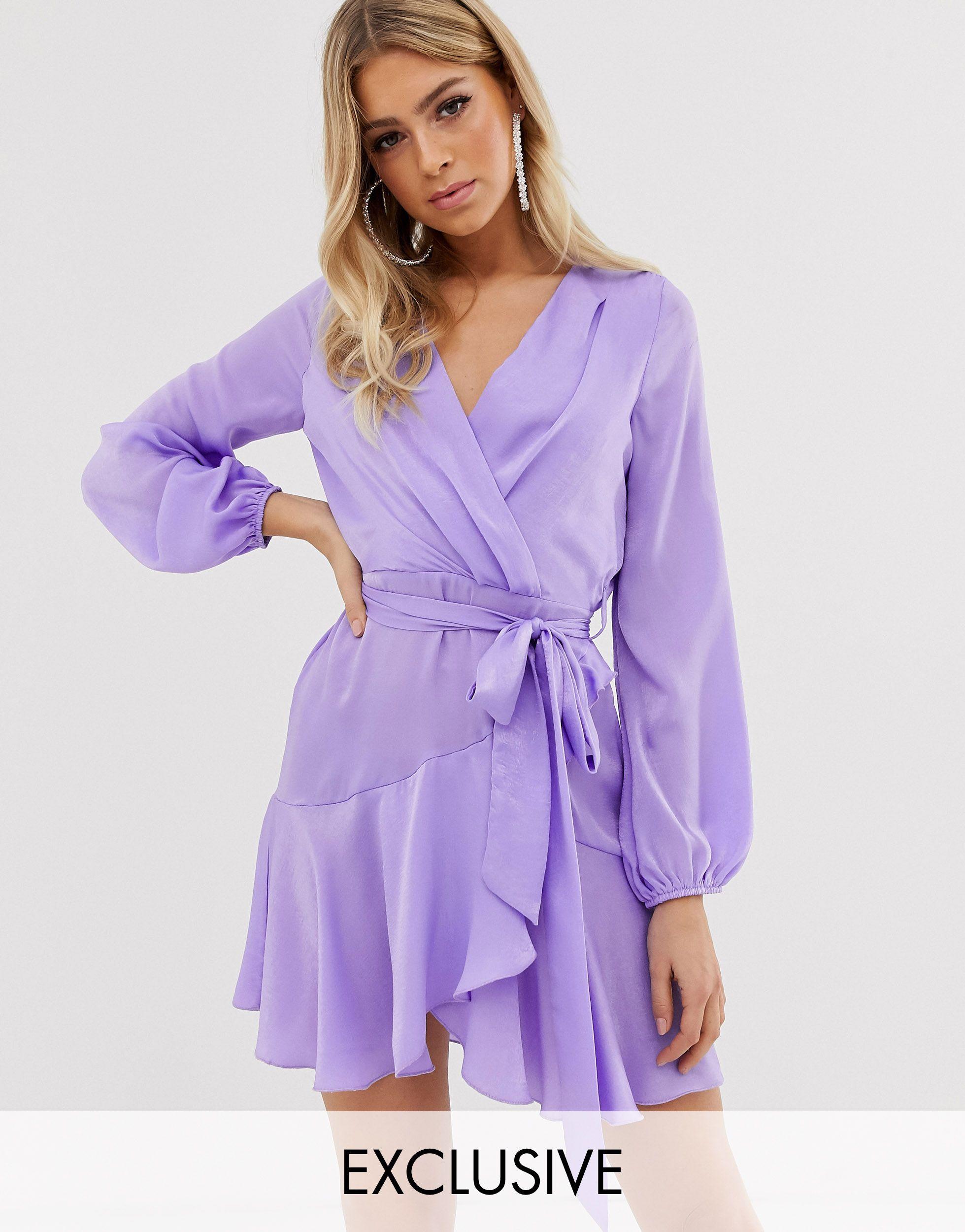 Robe portefeuille courte en satin - Lilas Flounce London en coloris Violet  | Lyst