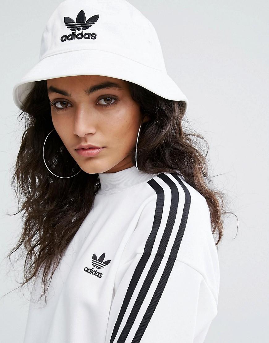 hver Pil Spil adidas Originals Originals Logo Bucket Hat In White | Lyst