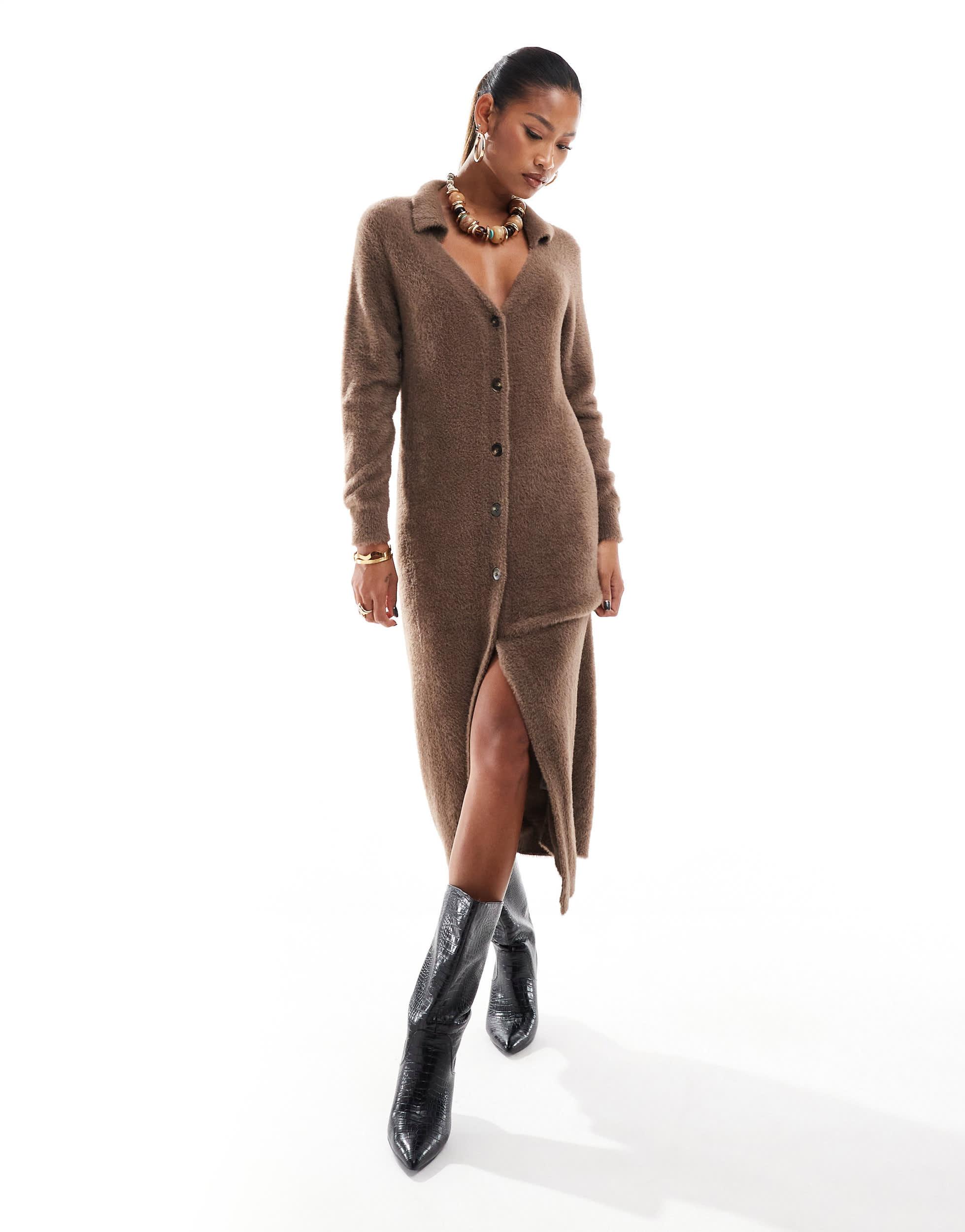 Robe gilet long en maille duveteuse avec col marron moyen Aria Cove en coloris Marron Lyst