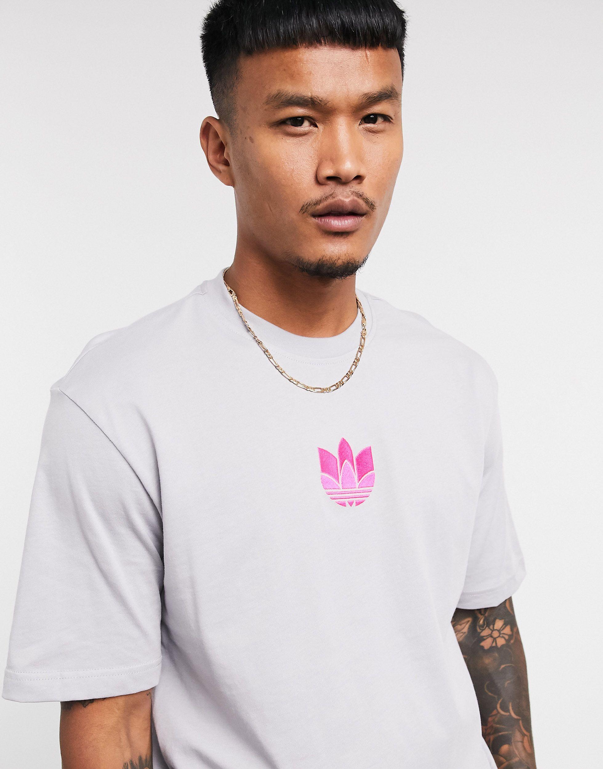 Camiseta gris con logo rosa en 3D del trébol adidas Originals de hombre de  color Gris | Lyst