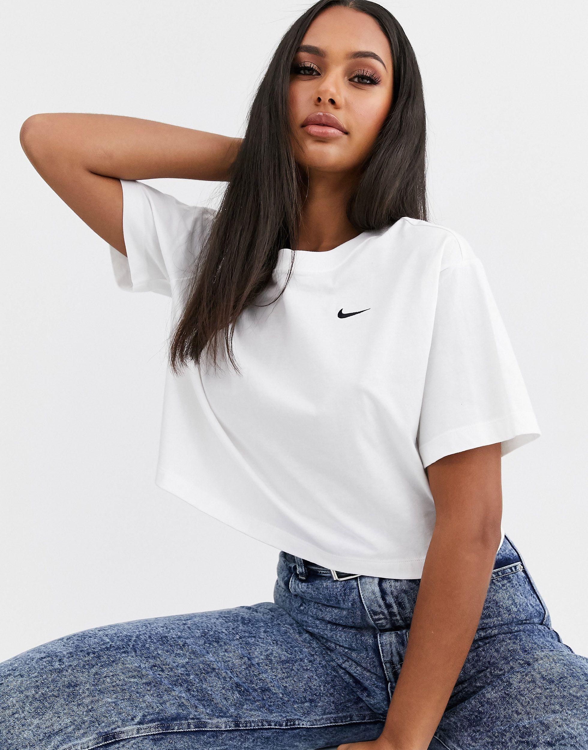 Nike Baumwolle – Kurzes, weißes T-Shirt mit Mini-Swoosh-Logo in Weiß - Lyst