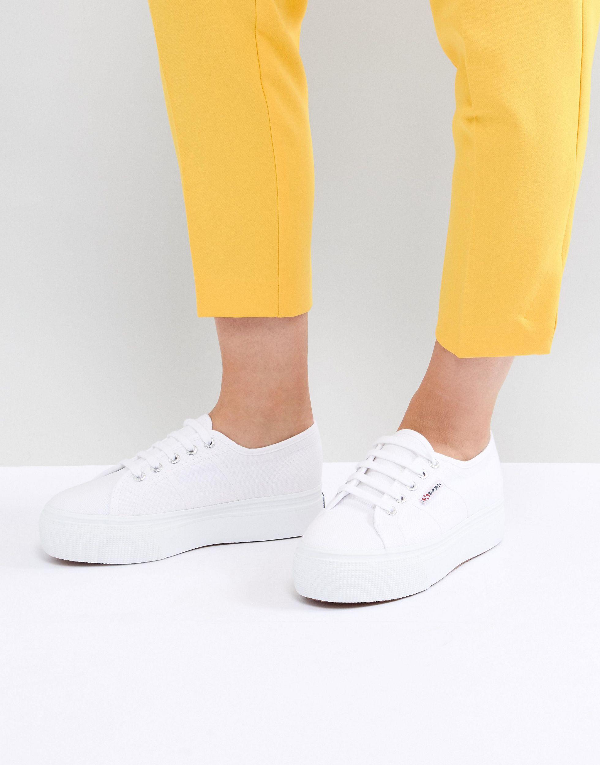 Zapatillas deportivas blancas con suela gruesa y plana Superga de Lona de  color Blanco | Lyst