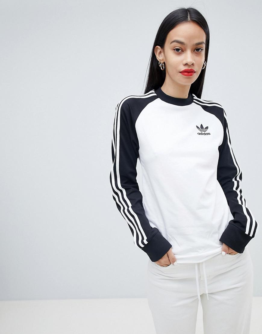 Белая футболка с лампасами adidas женские
