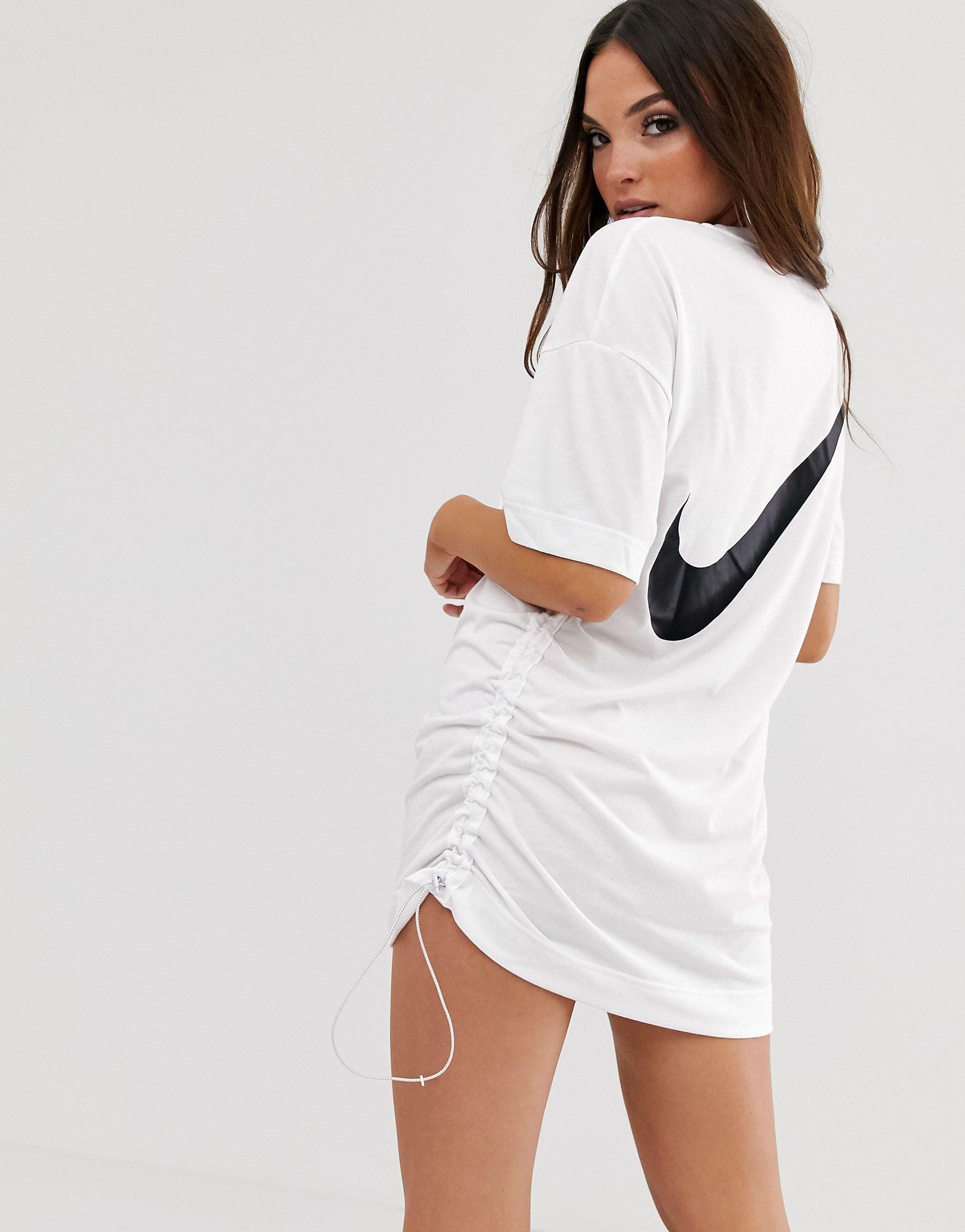 gato Sermón picar Vestido estilo camiseta con lateral fruncido y logo en blanco Nike de color  Blanco | Lyst