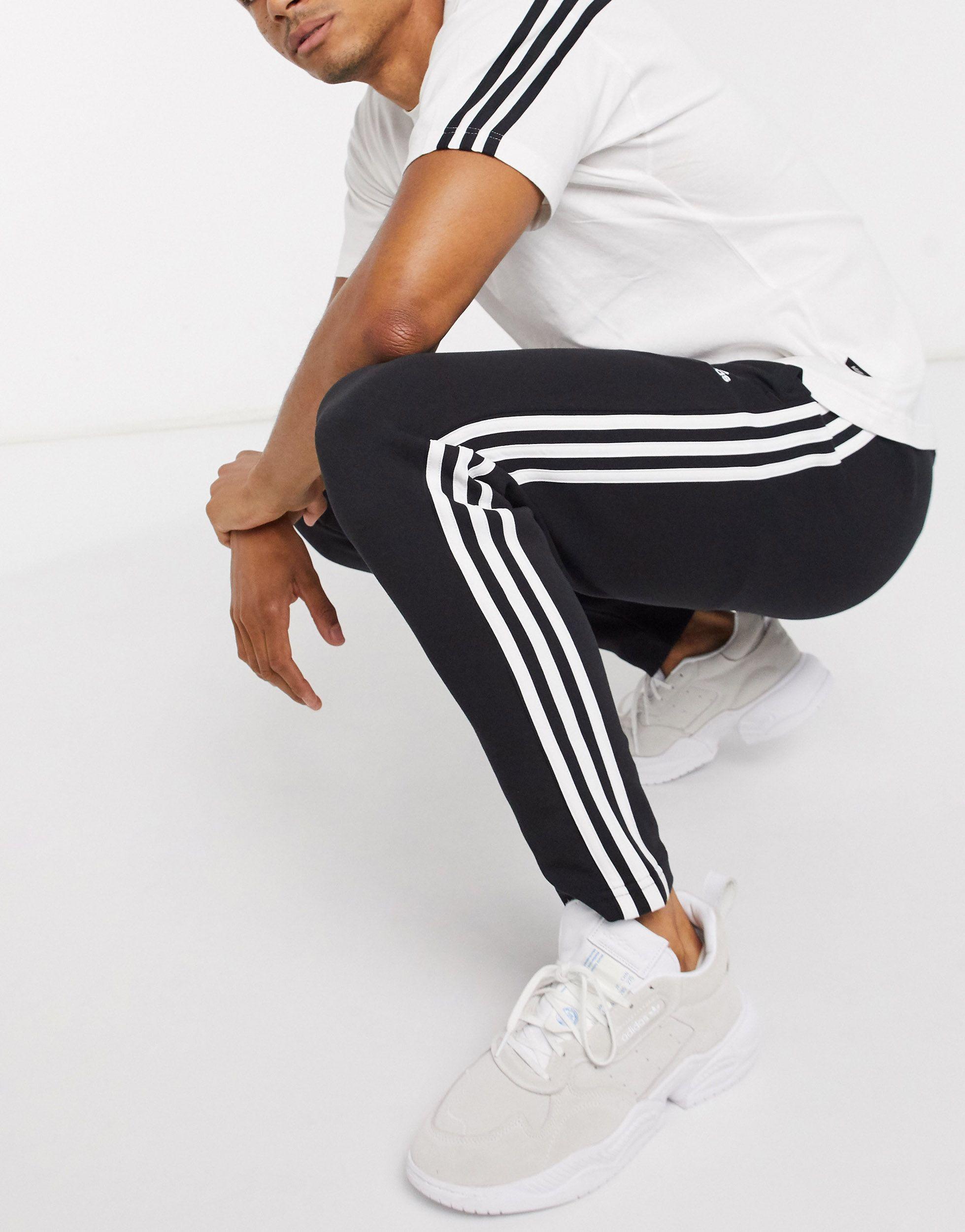 В штанах adidas стиль
