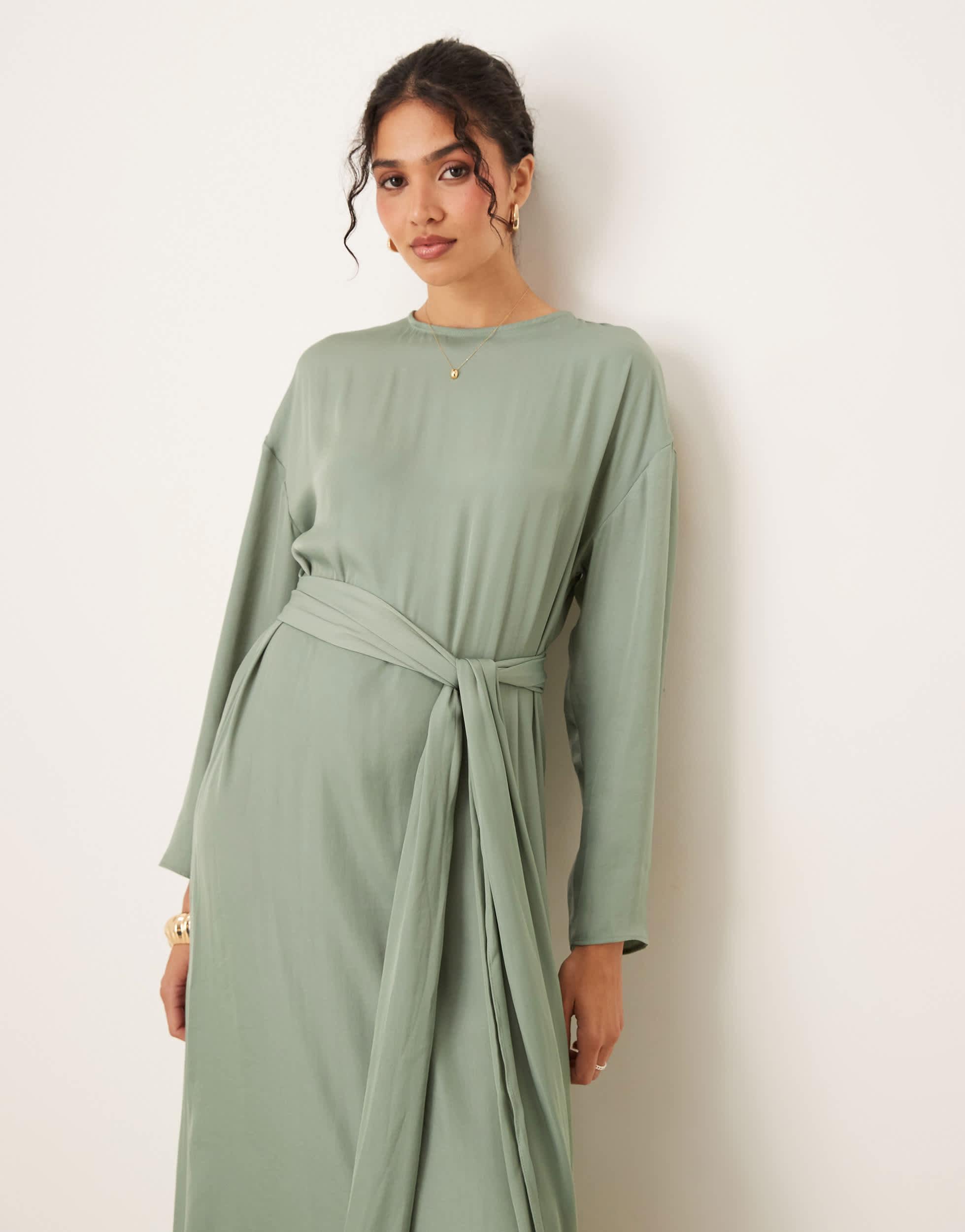 Robe longue en satin à manches longues avec liens à nouer sauge