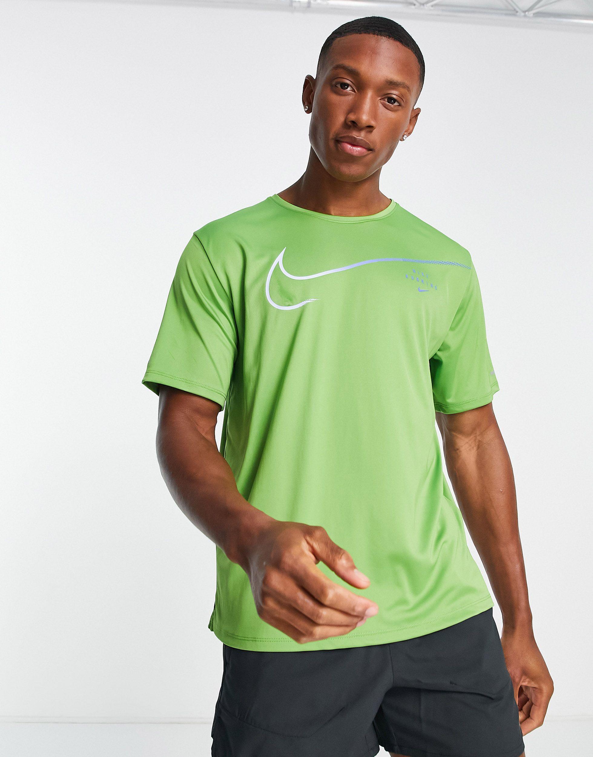Nike Run Division Miler Swoosh T-shirt in Green for Men | Lyst UK