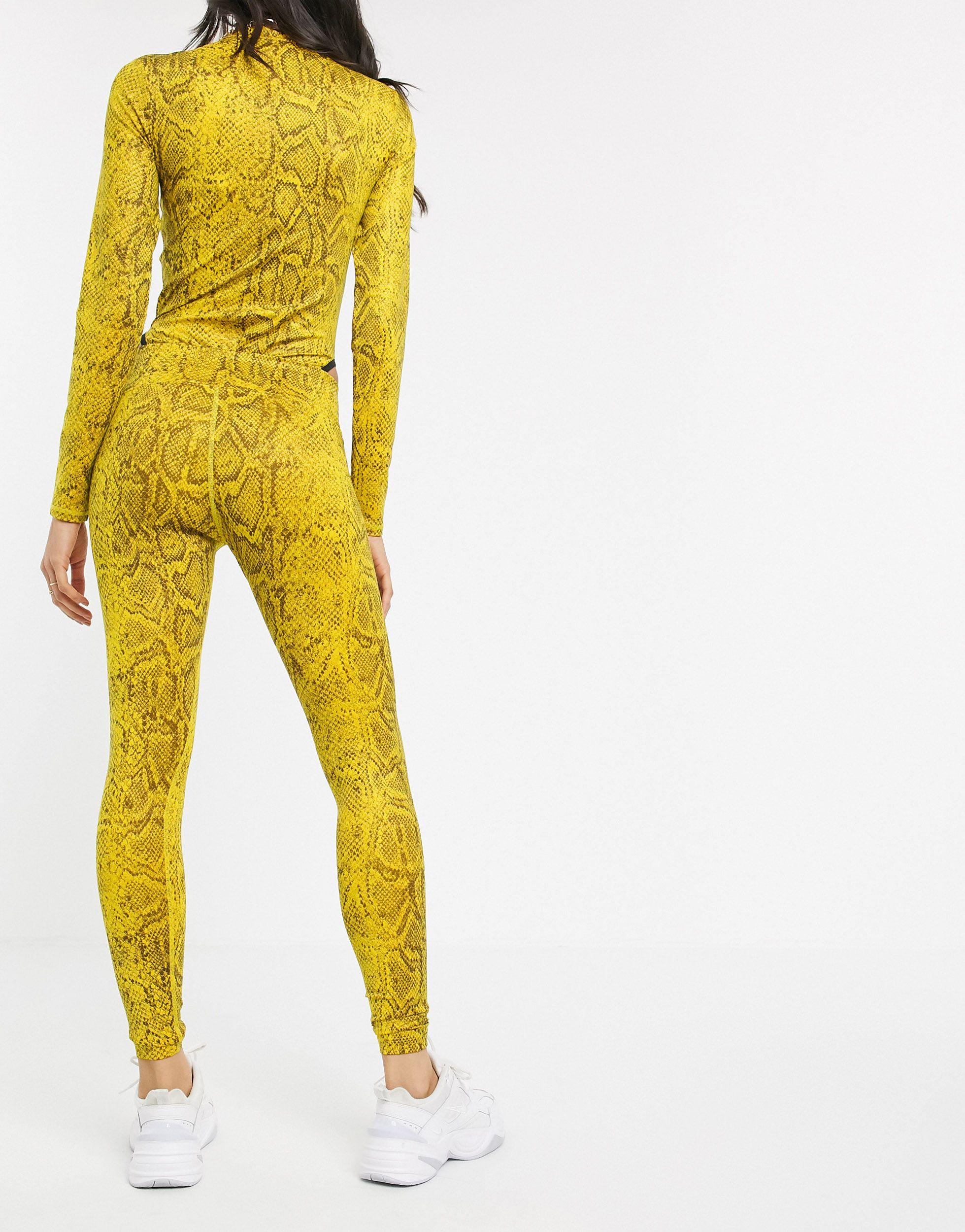 Leggings a vita alta gialli con stampa effetto serpenteNike in Materiale  sintetico di colore Giallo | Lyst
