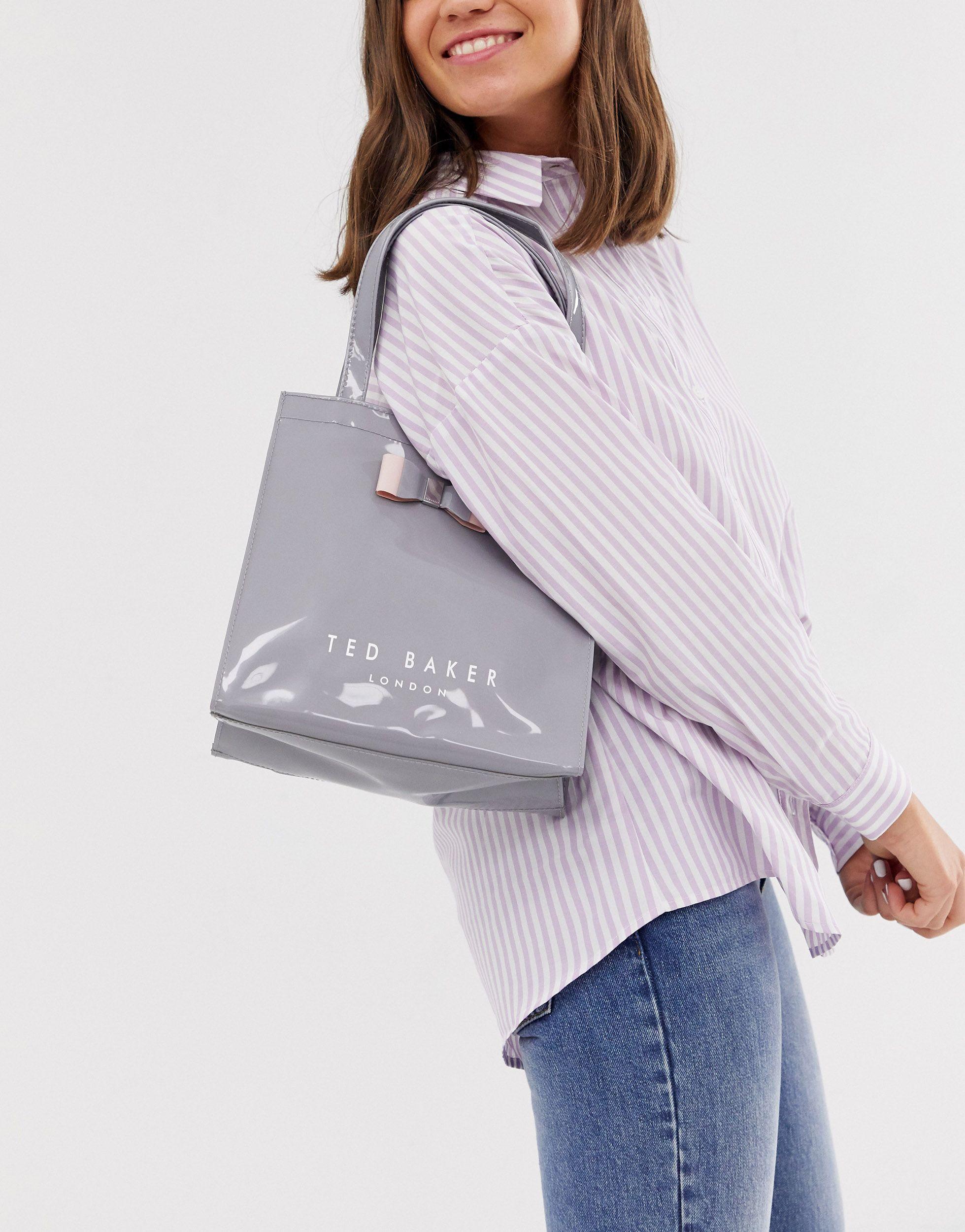 Ted Baker Kleine Zachte Siliconen Tas Met Logo in het Grijs Lyst NL
