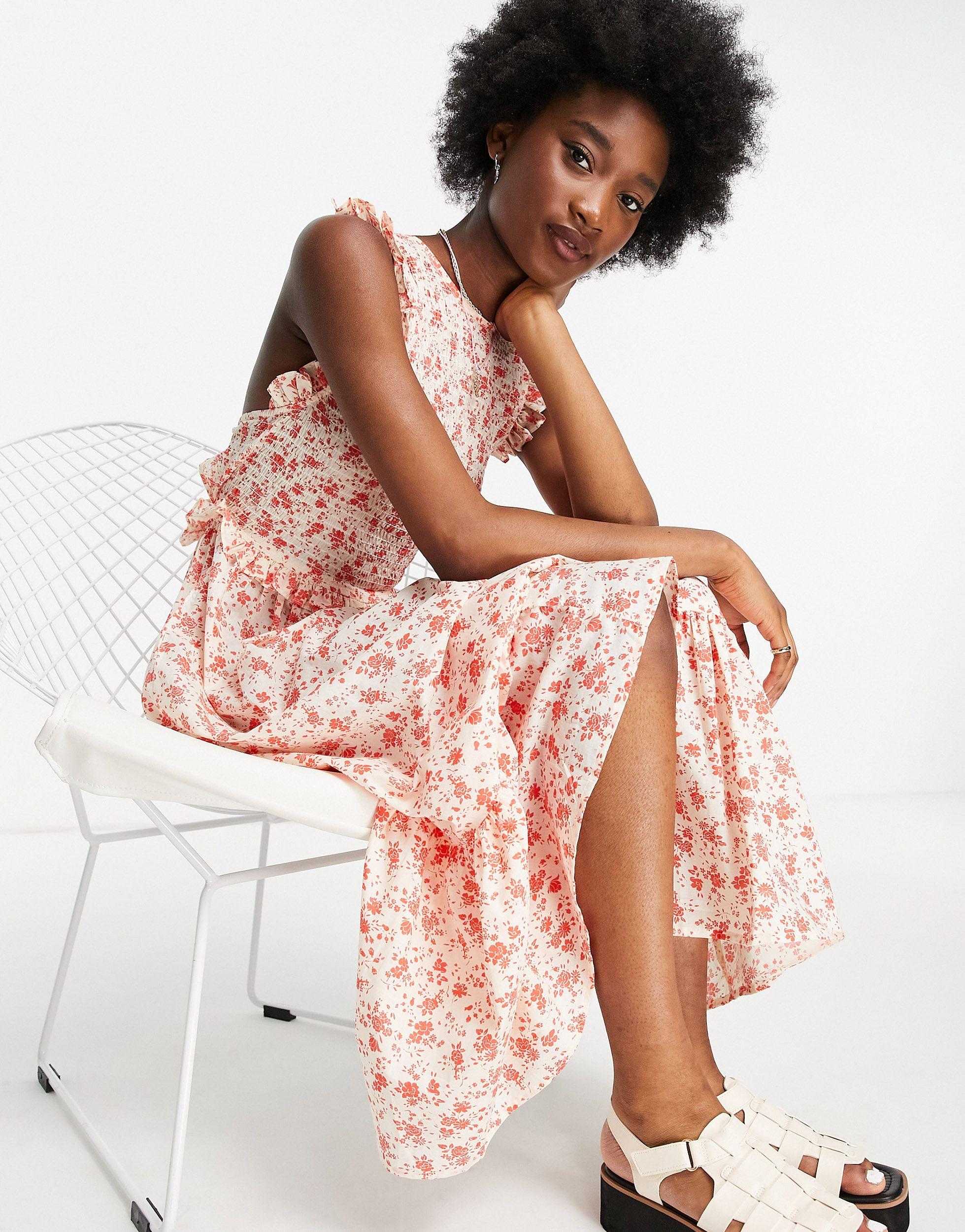 Vestito grembiule midi a balze con corpetto arricciato e fascette sul retro  a fiori rossiASOS in Cotone di colore Rosa | Lyst