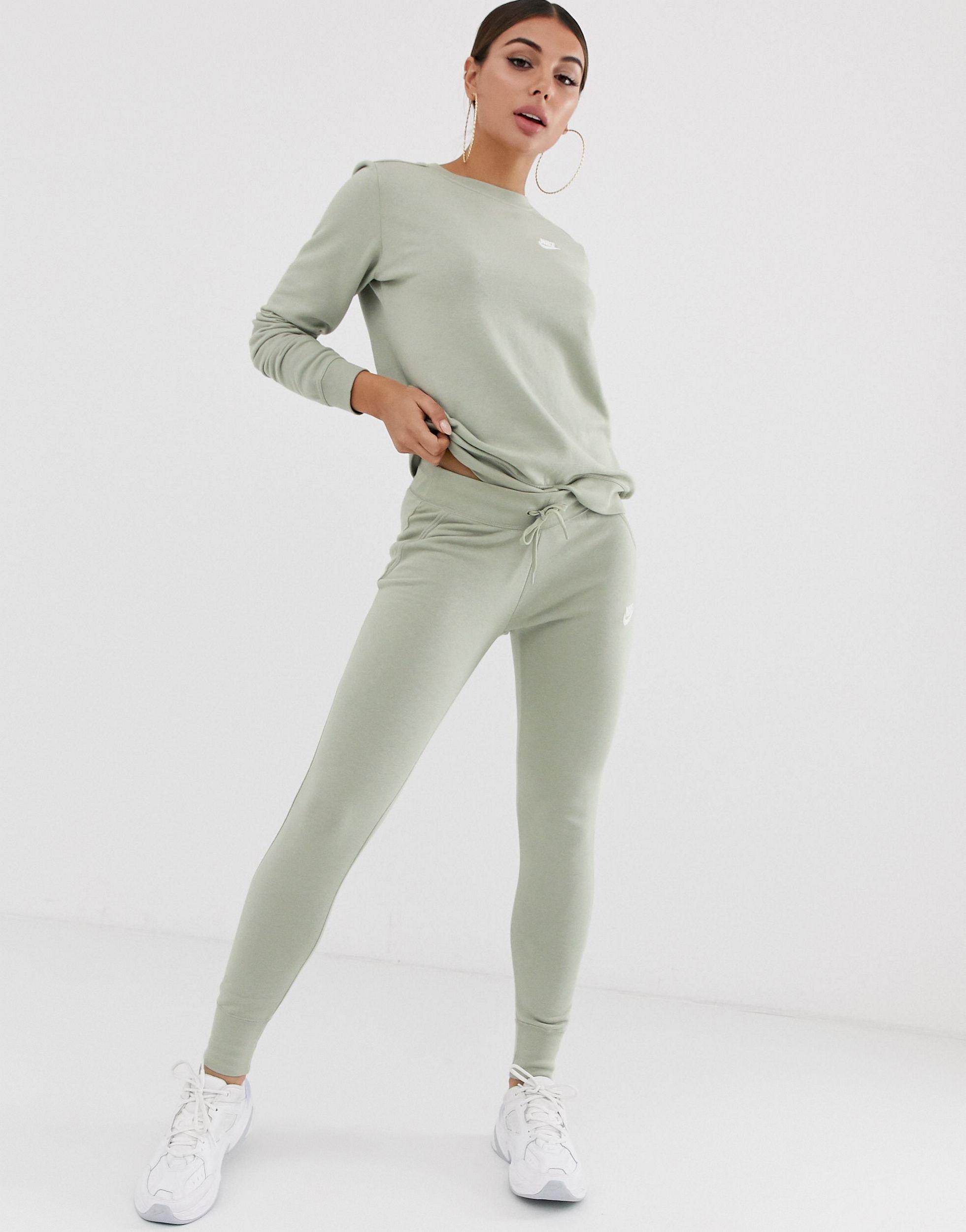 Nike Baumwolle – Enge, salbeigrüne Jogginghose in Grau | Lyst DE