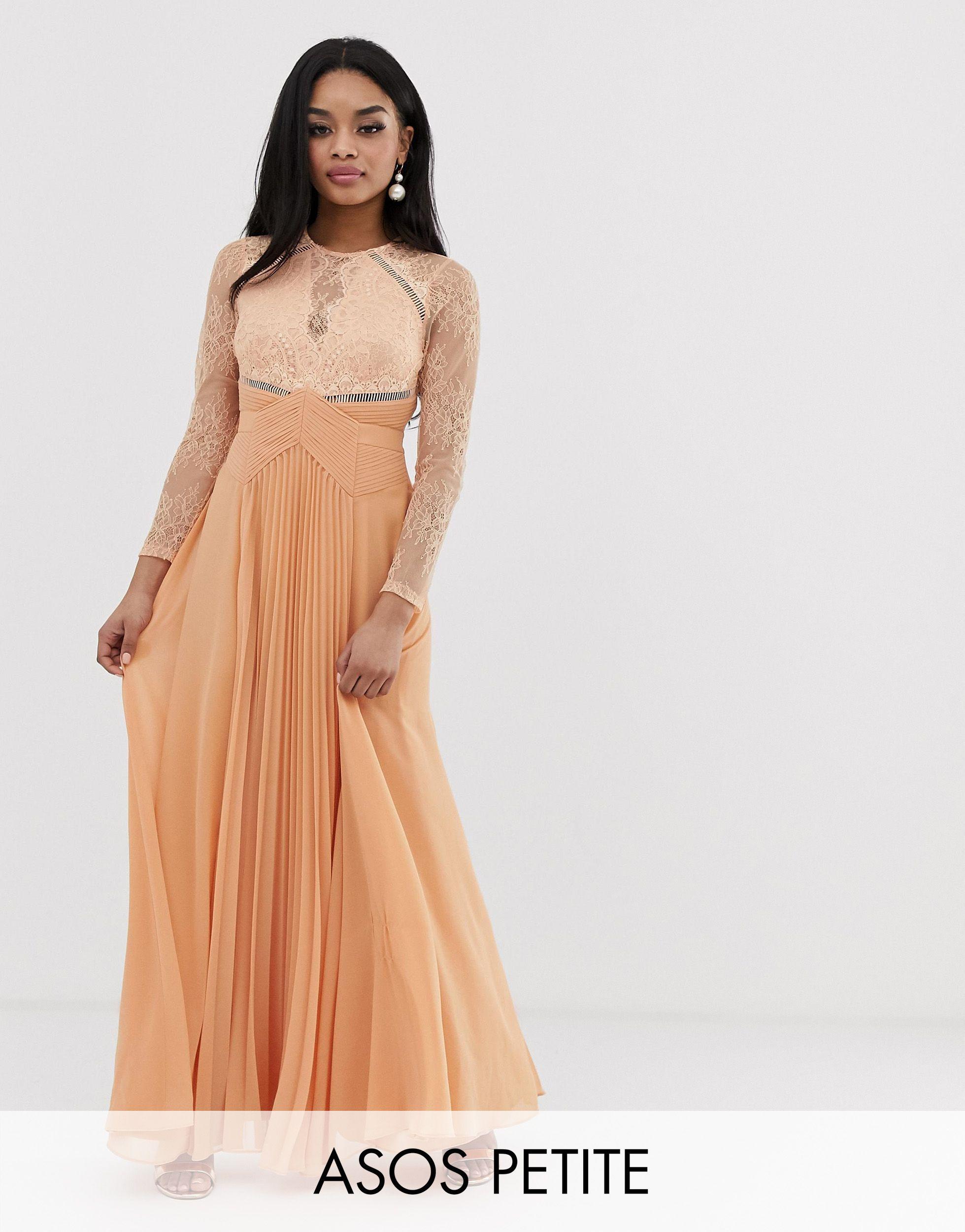 Asos design petite - vestito lungo a pieghe con pannelliASOS in Pizzo di  colore Marrone | Lyst