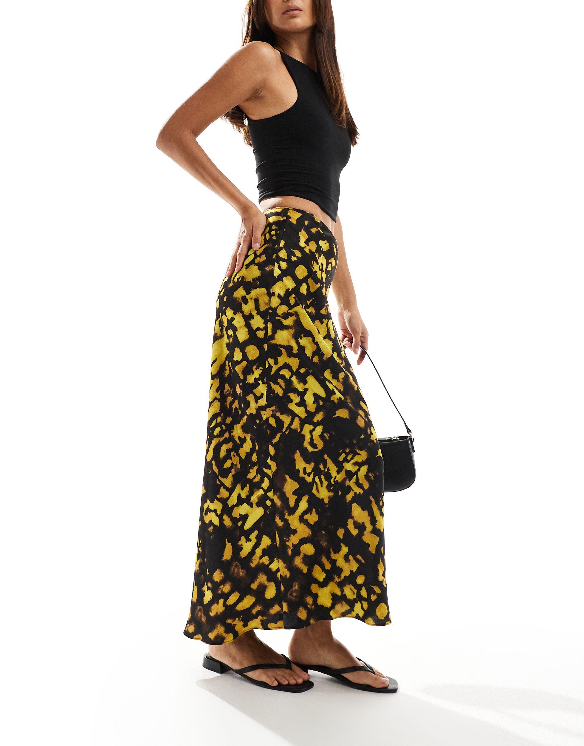 Jupe mi longue satinee coupee en biais a imprime tachete jaune noir ASOS en coloris Metallise Lyst
