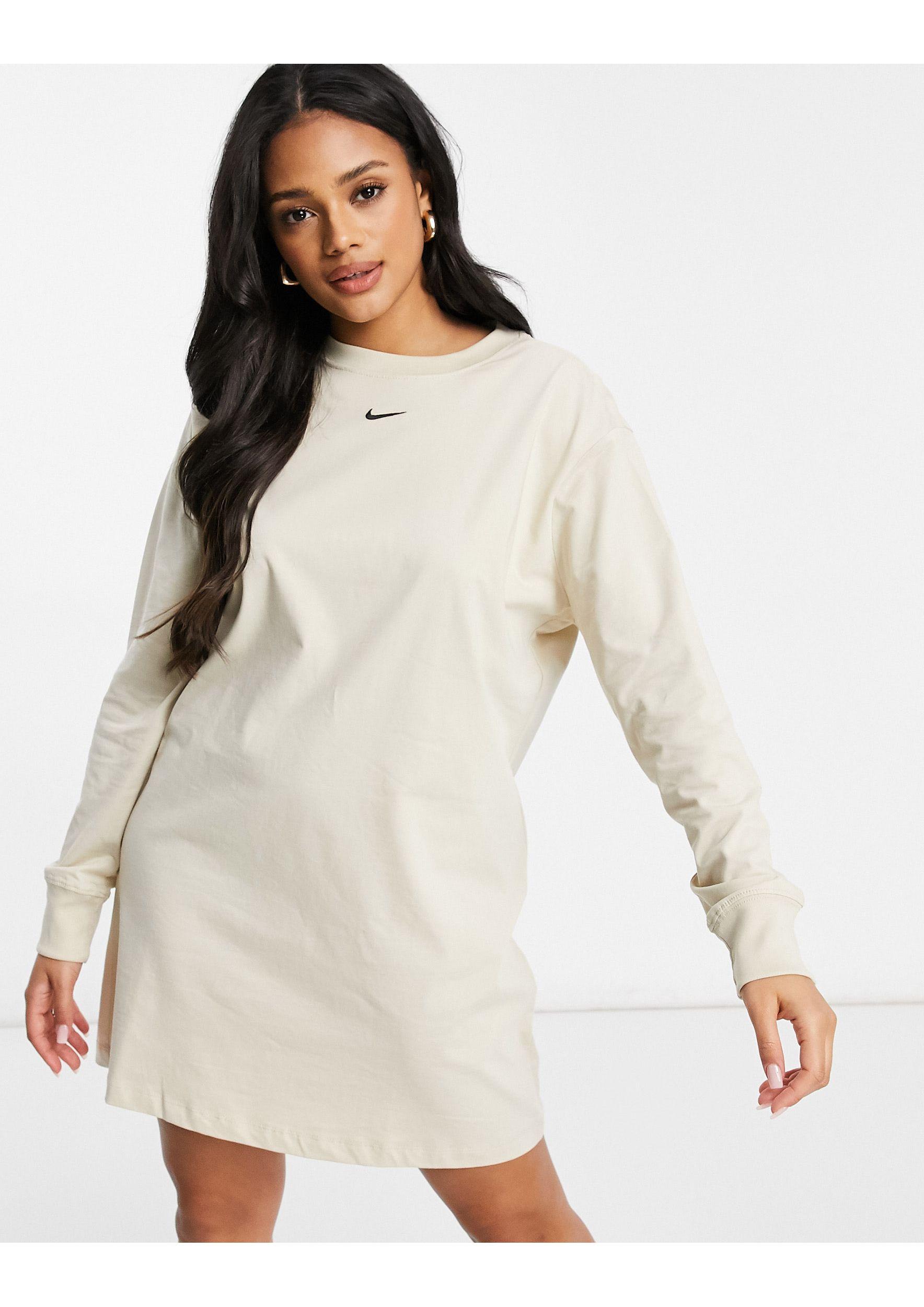 Vestido corto tipo camiseta color Nike de color Neutro | Lyst