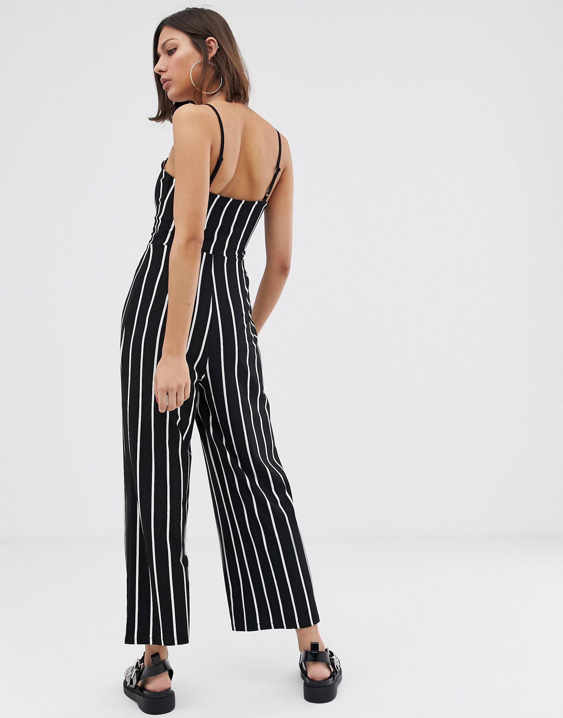 Tuta jumpsuit nera con intaglio sul davanti di Bershka in Nero Lyst