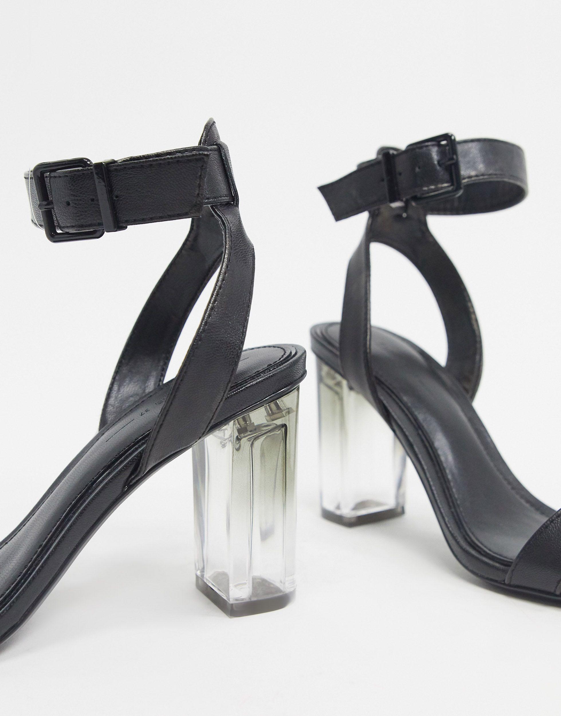 Sandalias con tira en el tobillo y tacón transparente Bershka de color  Negro | Lyst