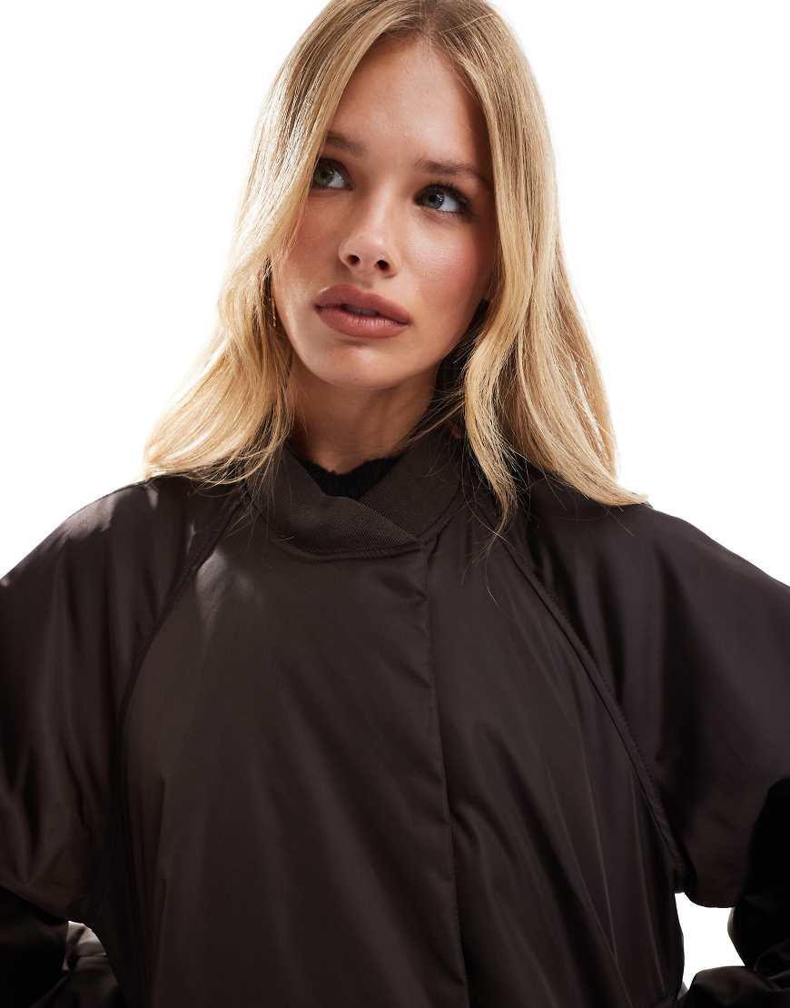 Giacca Bomber Scuro Con Maniche Voluminose E Zip Sul Davanti