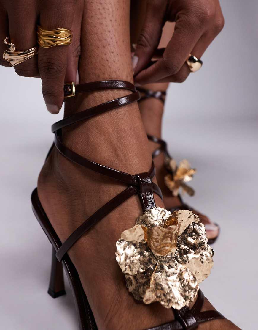 Sandalias Marrones De Tacón Alto Con Diseño Enrejado Y Detalle De