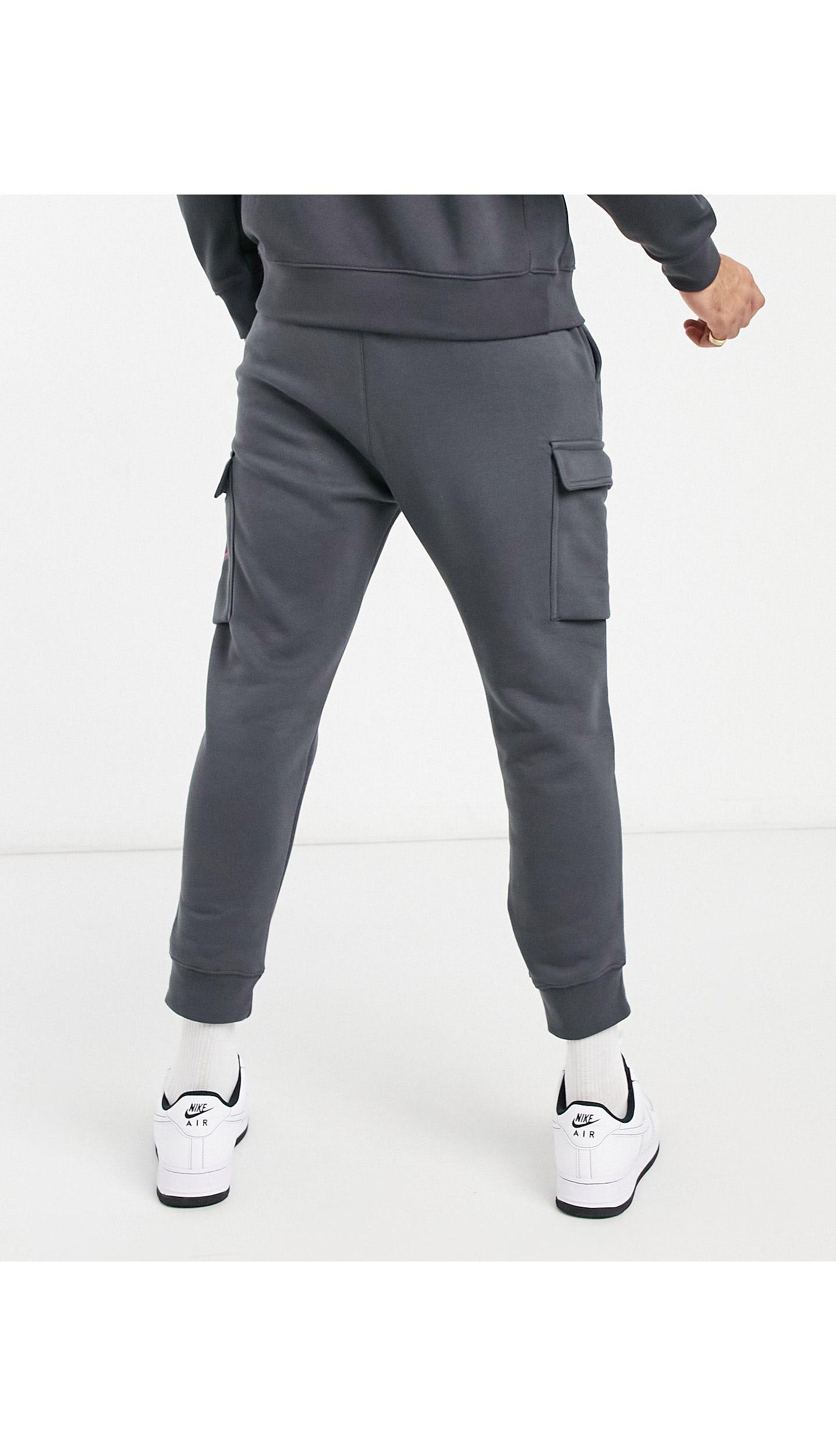Nike broek / joggingbroek Club Cargo in grijs 715036