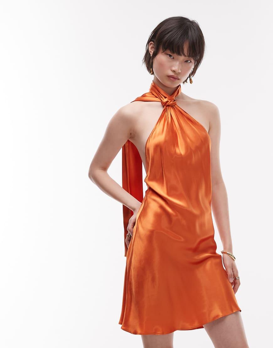 Vestido Corto Color Óxido Con Cuello Halter Anudado De Satén De