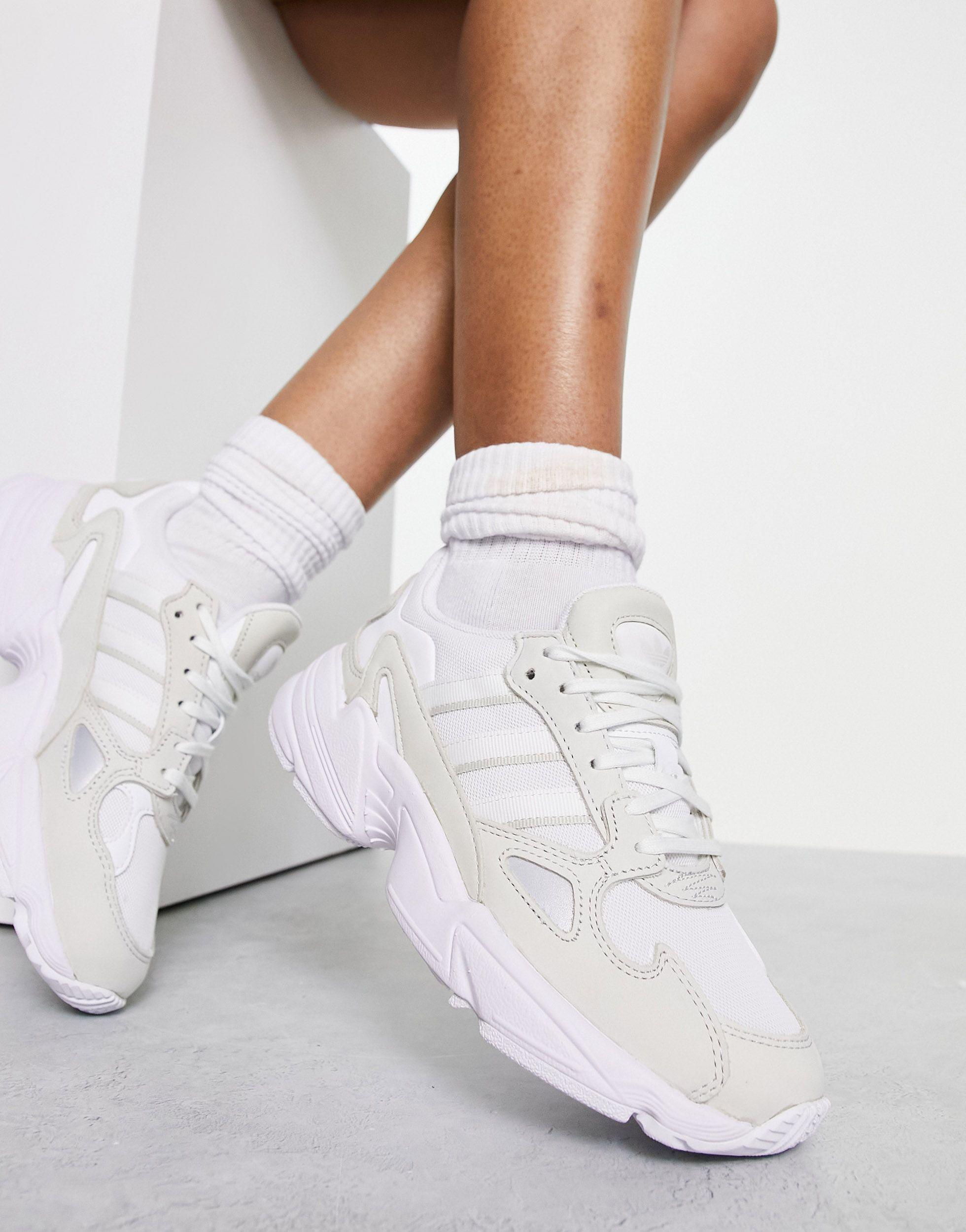 Falcon - sneakers bianche e argento di adidas Originals in Bianco | Lyst