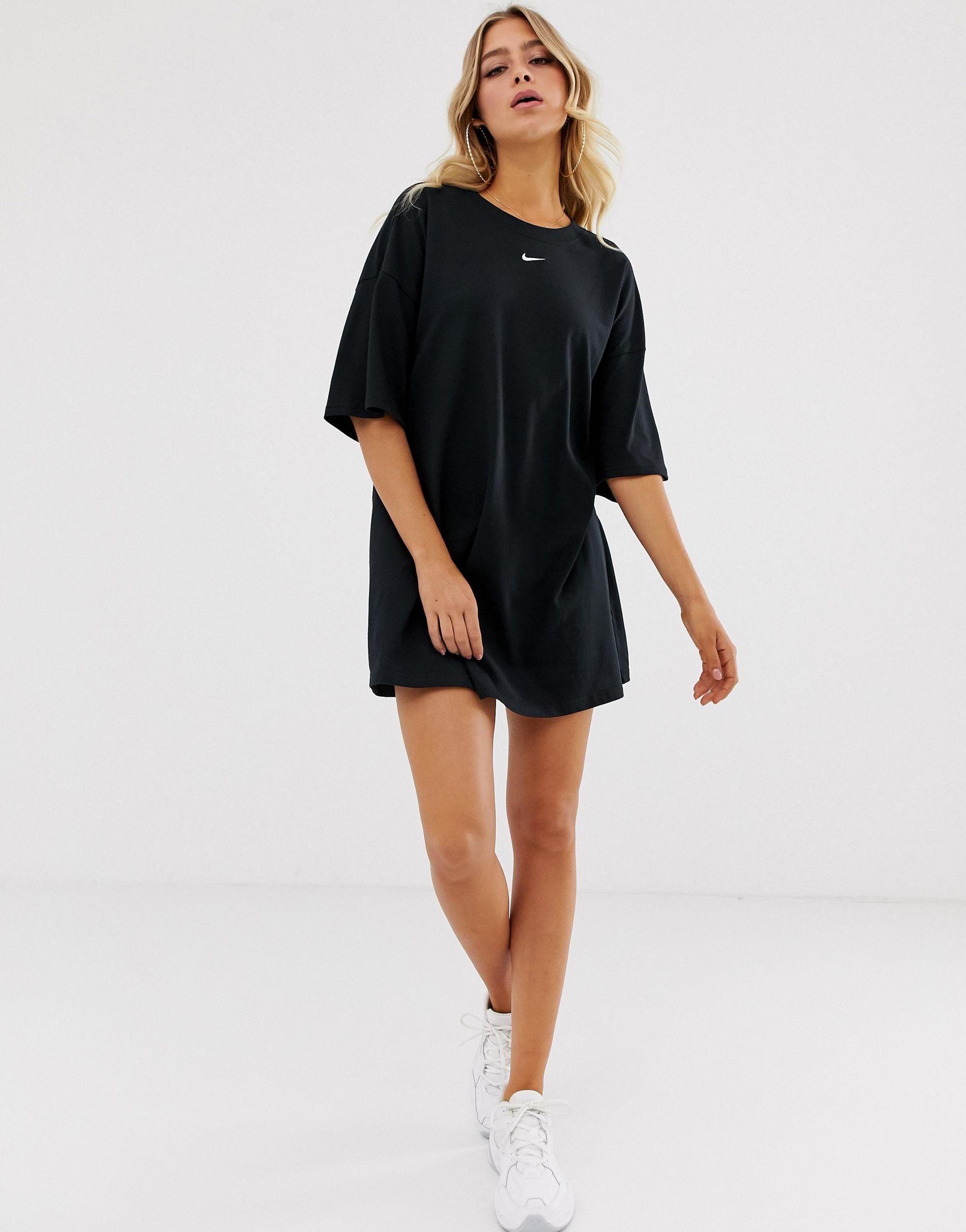 Nike Baumwolle â es T-Shirt-Kleid mit kleinem Swoosh-Logo in Schwarz - Lyst