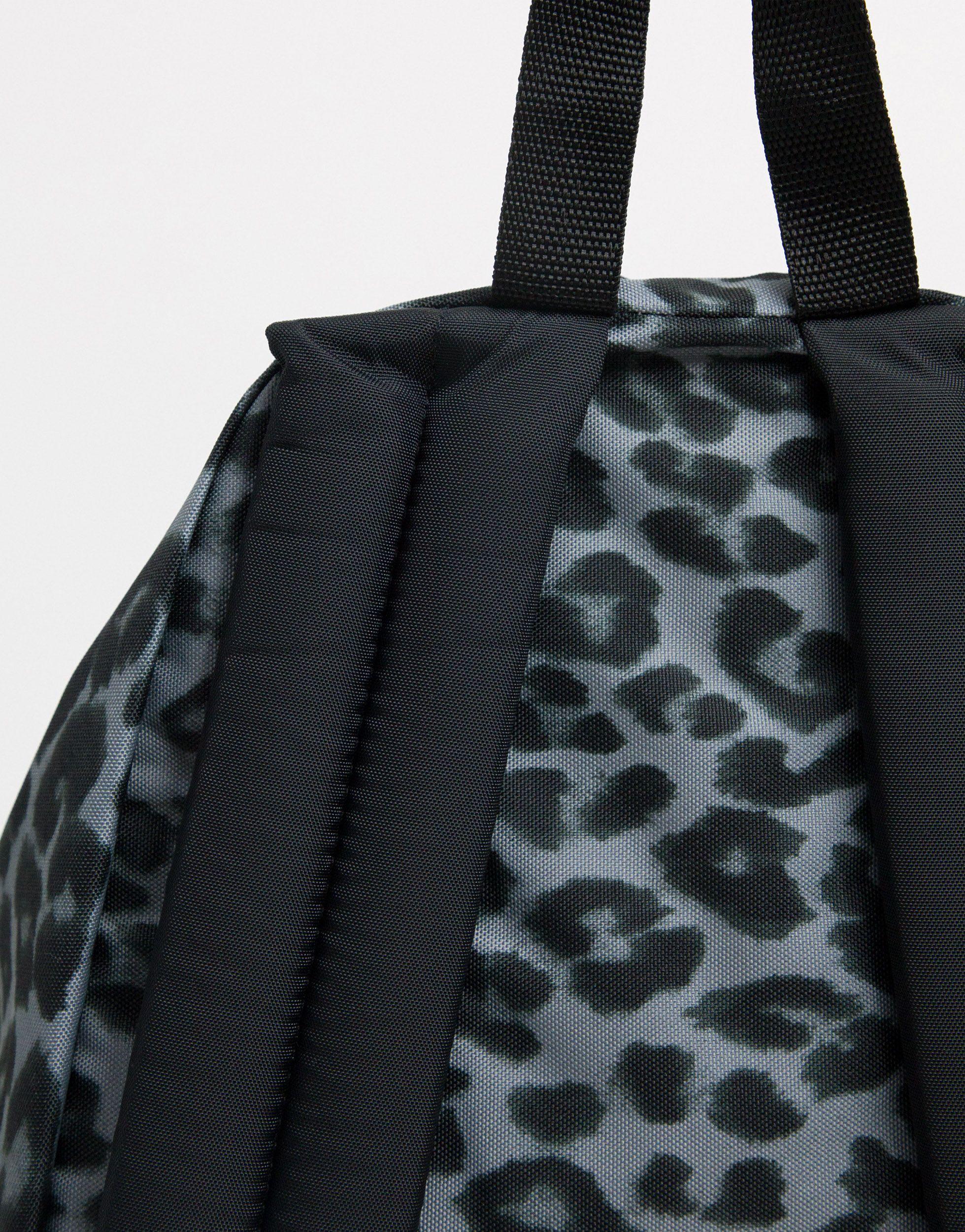 Zaino imbottito con stampa grigia leopardata di Eastpak in Grigio | Lyst