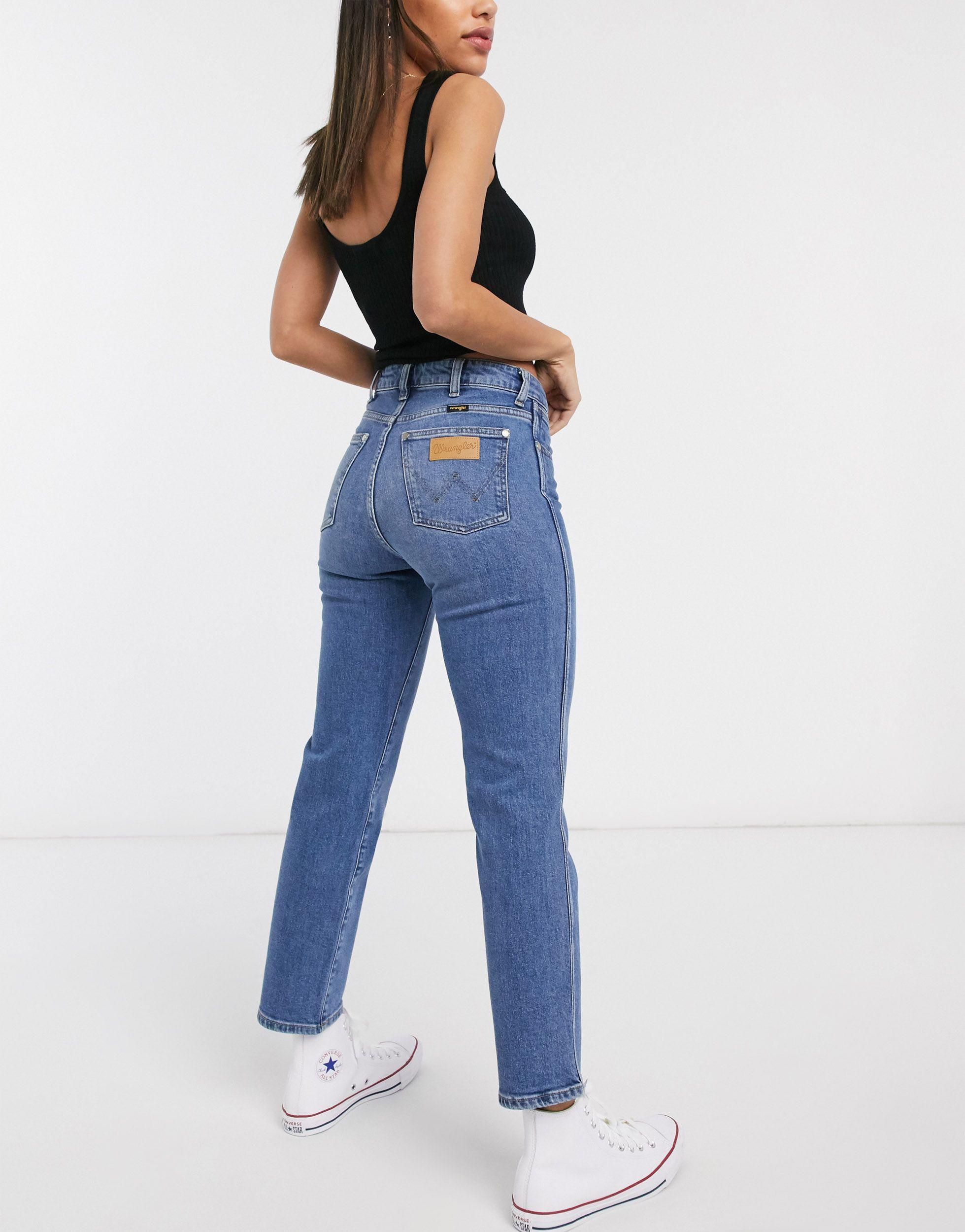 Wrangler High Rise Vintage Look Mom Jean With Badge Detail in Blue | Lyst