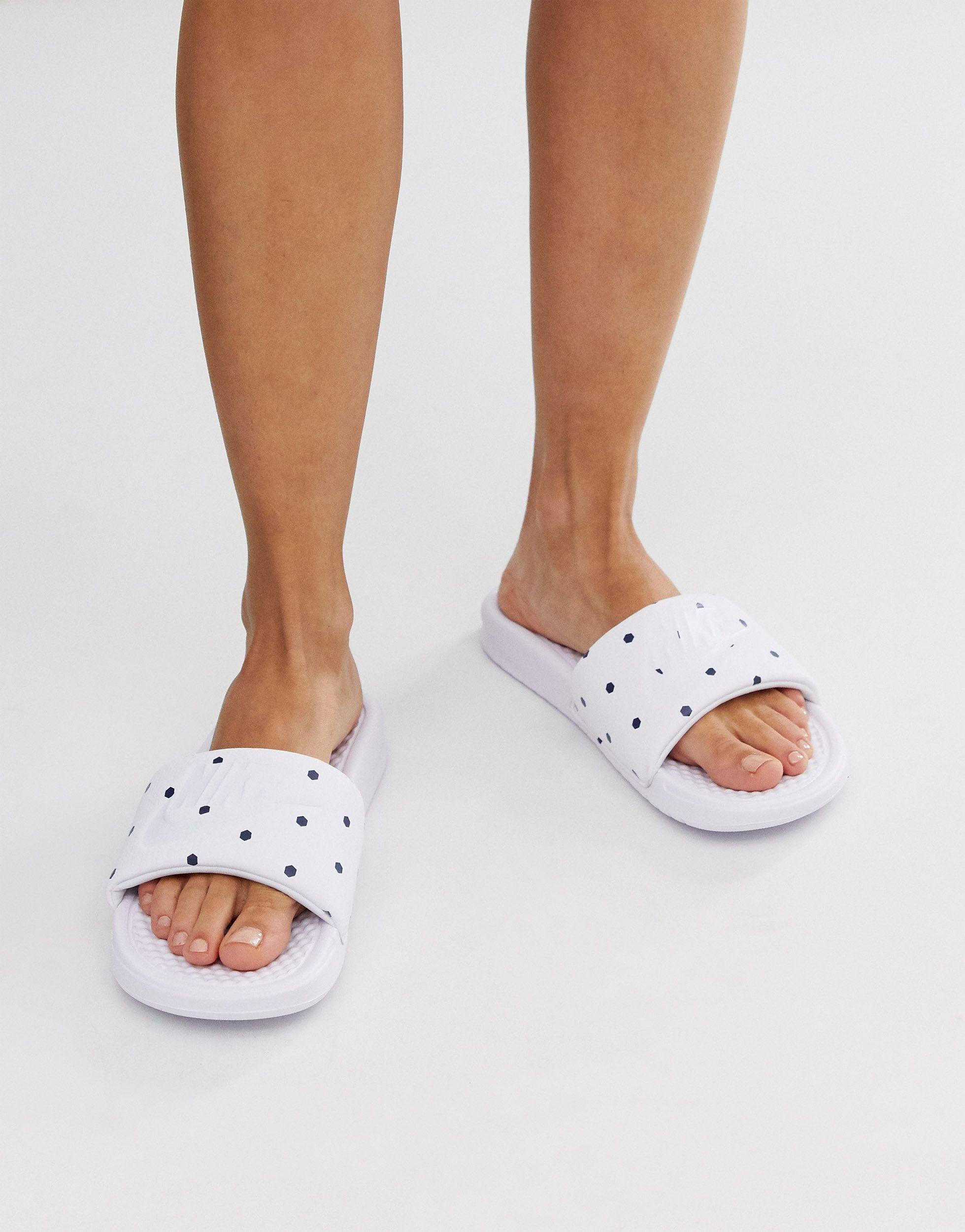 Coupe du monde féminine - Benassi - Mules à pois - et bleu marine  Caoutchouc Nike en coloris Blanc | Lyst