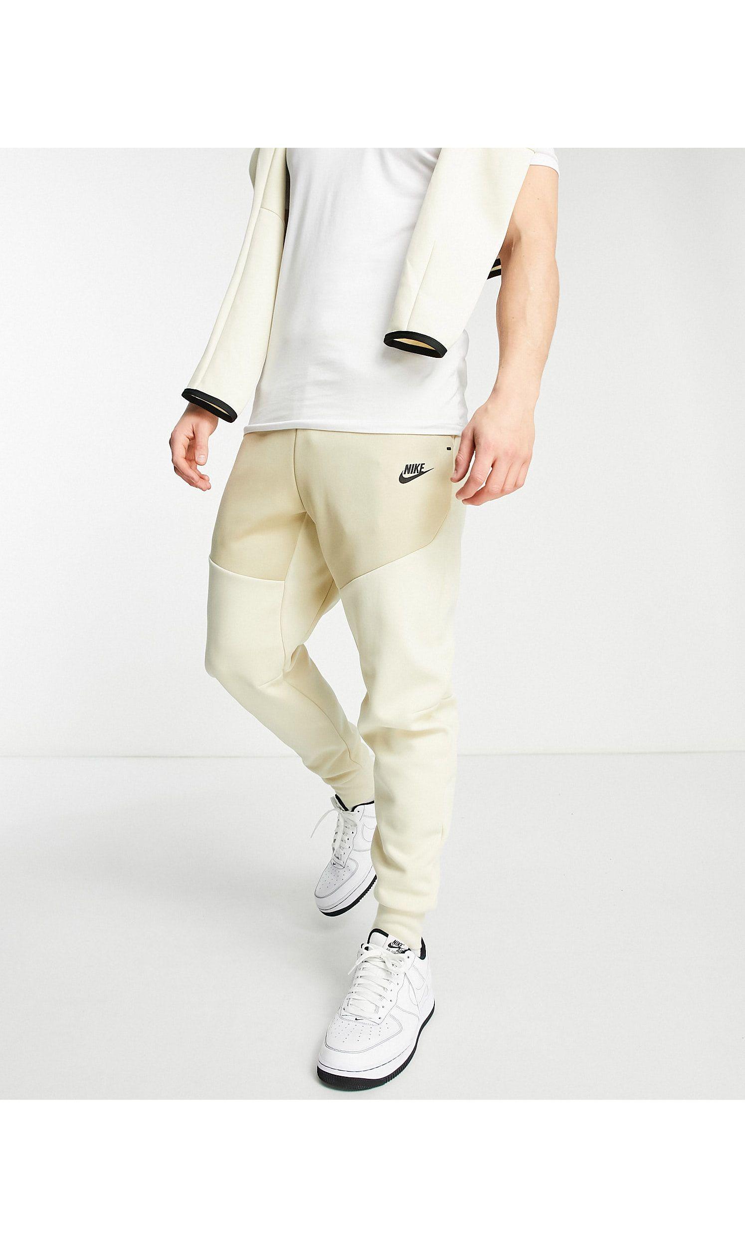 Joggers color tech fleece Nike de hombre color Neutro Lyst
