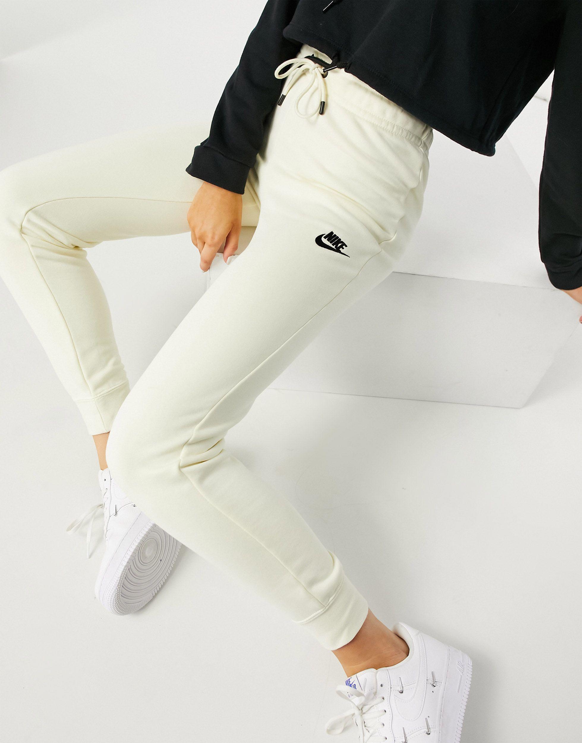 Nike – essential – eng geschnittene jogginghose aus fleece in Weiß - Lyst