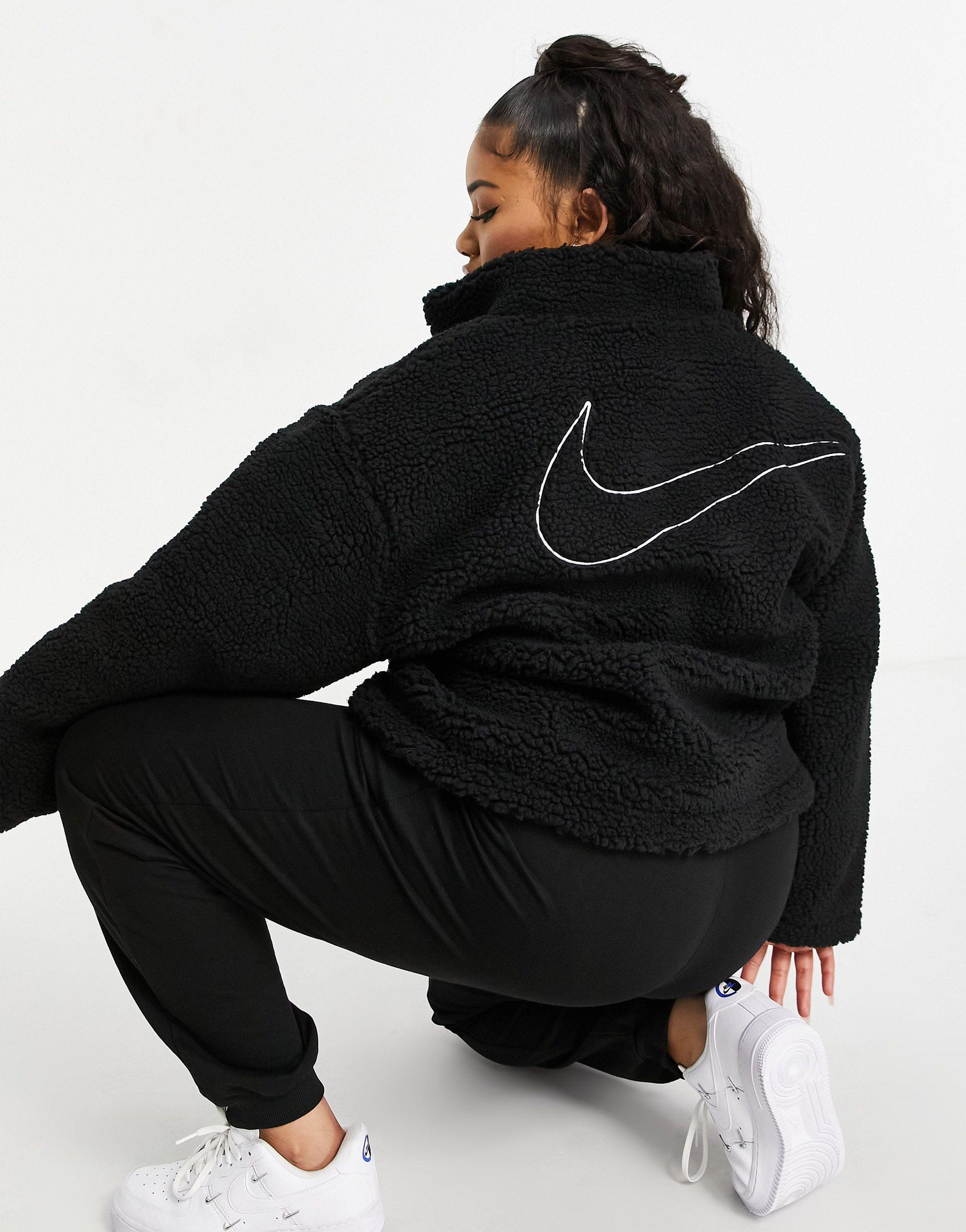 Nike Plus – Kurz geschnittene Teddyfelljacke in Schwarz | Lyst DE