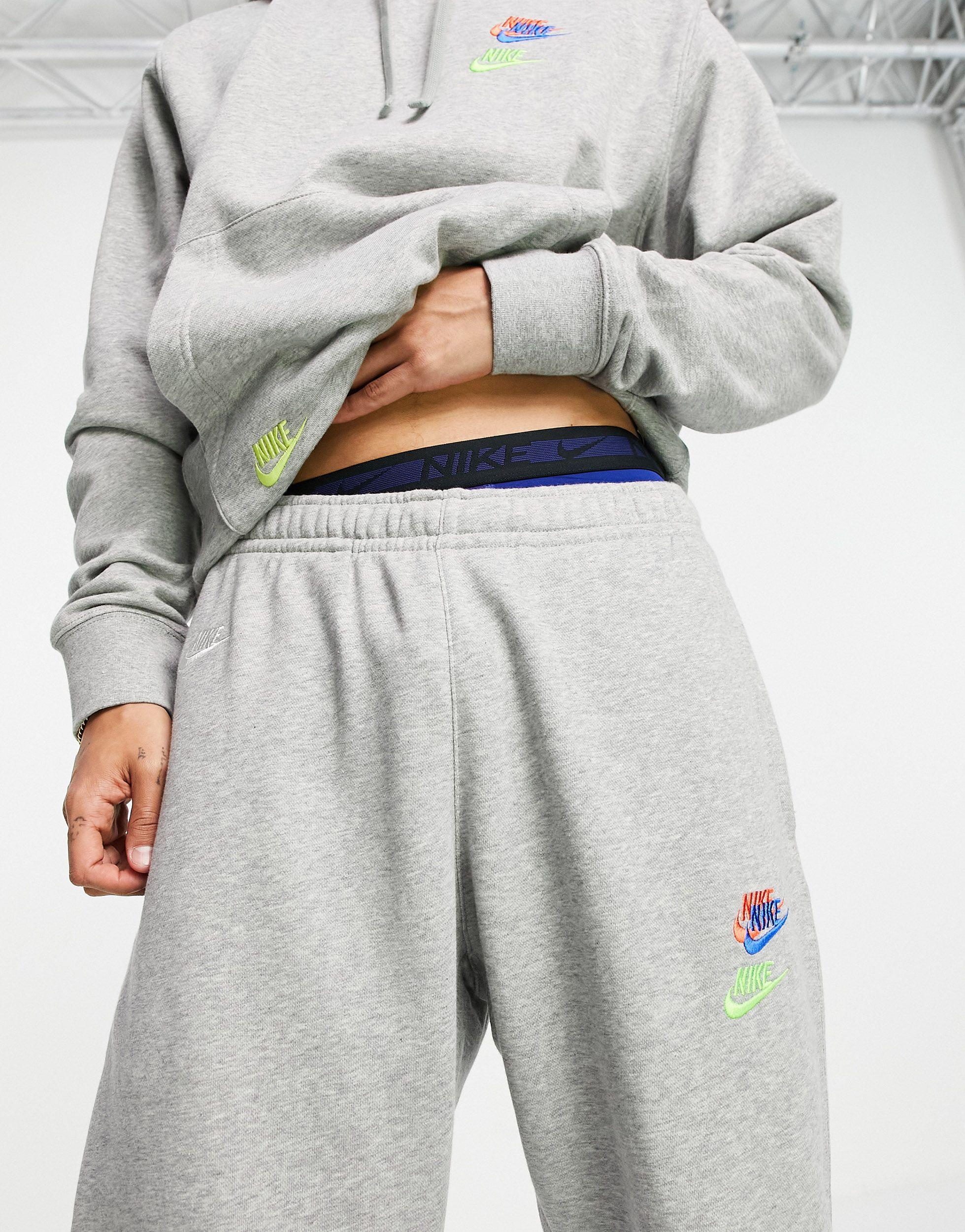 Essential - jogger casual en molleton avec logos multiples et chevilles  resserrées Nike pour homme en coloris Gris | Lyst