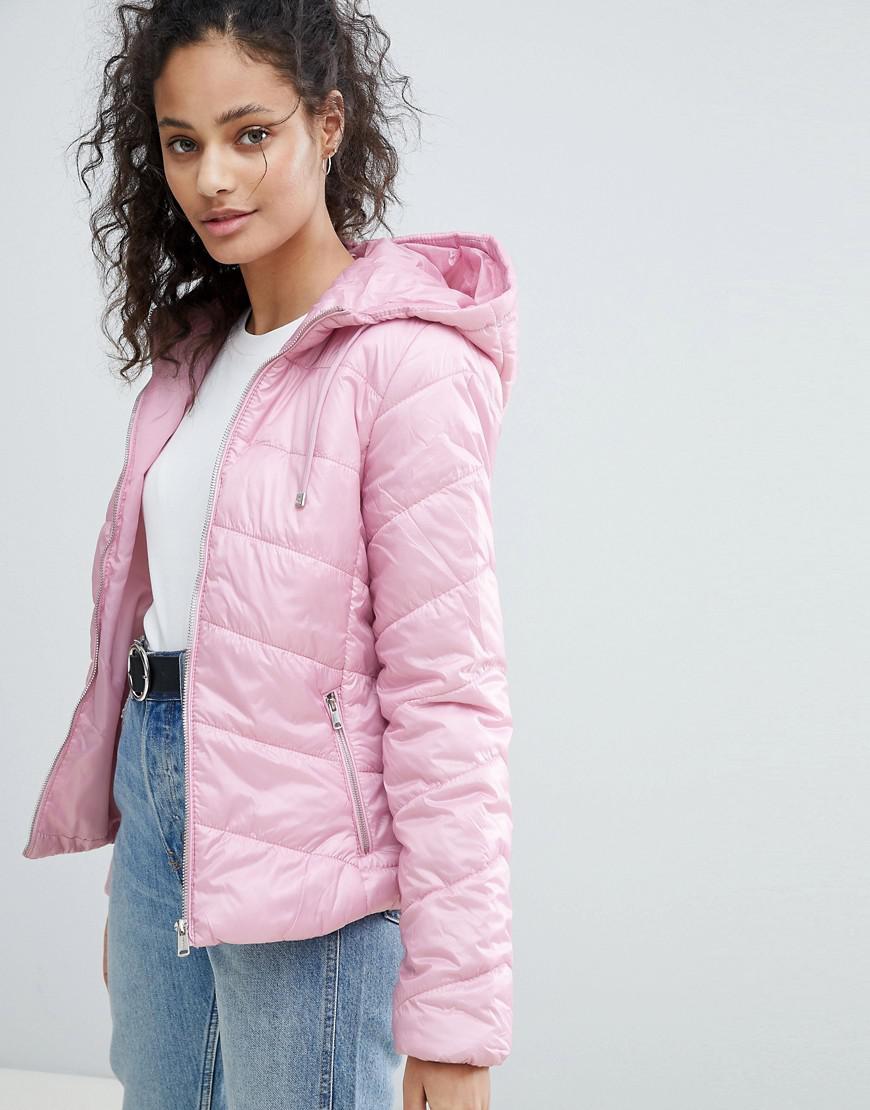 Куртка девушки розовая